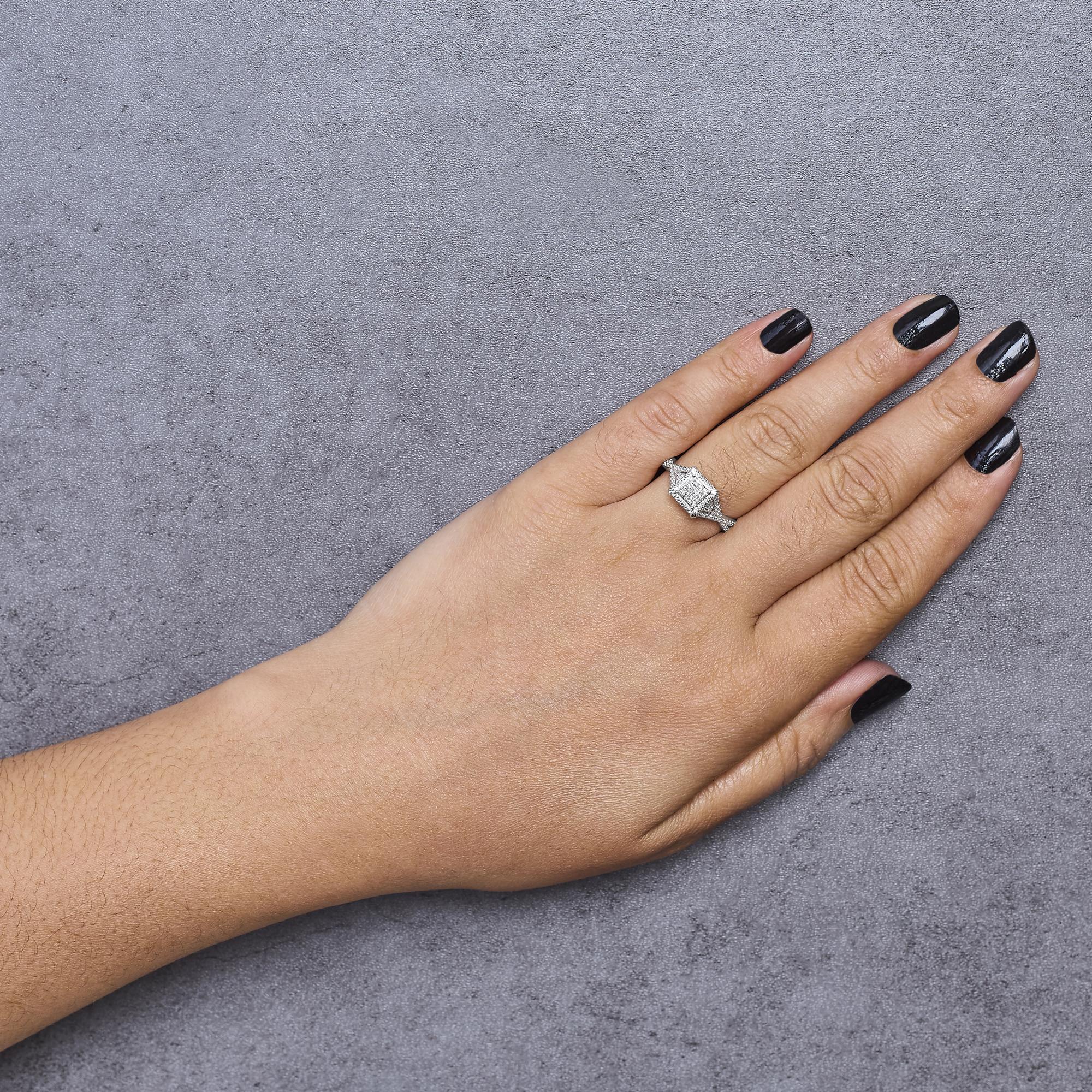 10K White Gold 1/7 Cttw Diamond Composite Head and Beaded Shank Engagement Ring Neuf - En vente à New York, NY