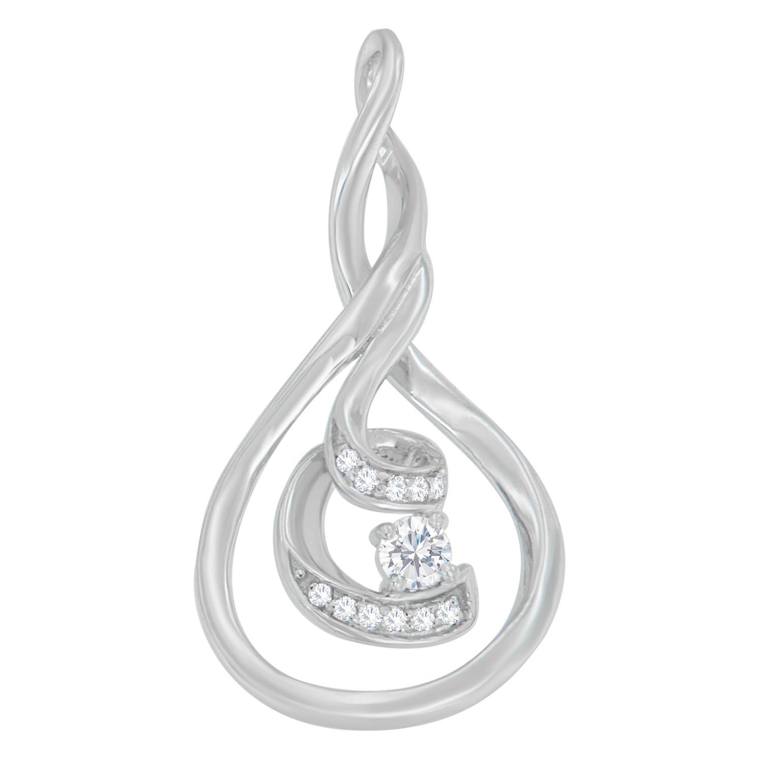 Con un ampio anello esterno che circonda magnificamente la cascata di spirali all'interno, questo squisito ciondolo in oro bianco e diamanti è lo stile perfetto per farla distinguere dalla massa. Questa bellissima collana è composta da una catena a