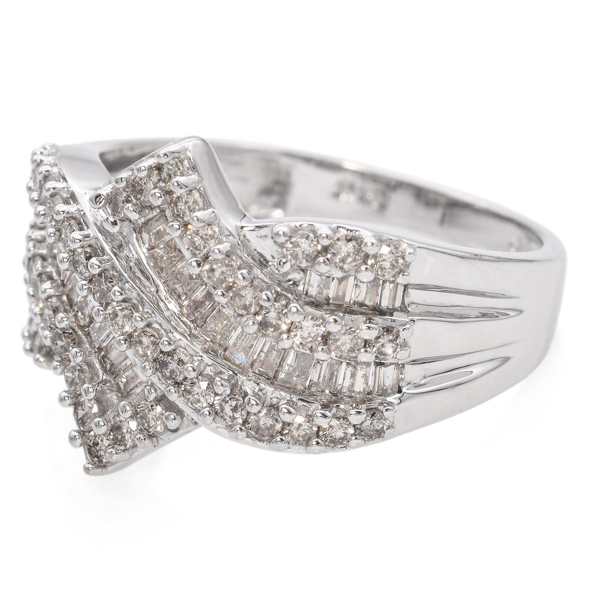 Round Cut 10K White Gold 1 Carat Total Diamond Ring For Sale