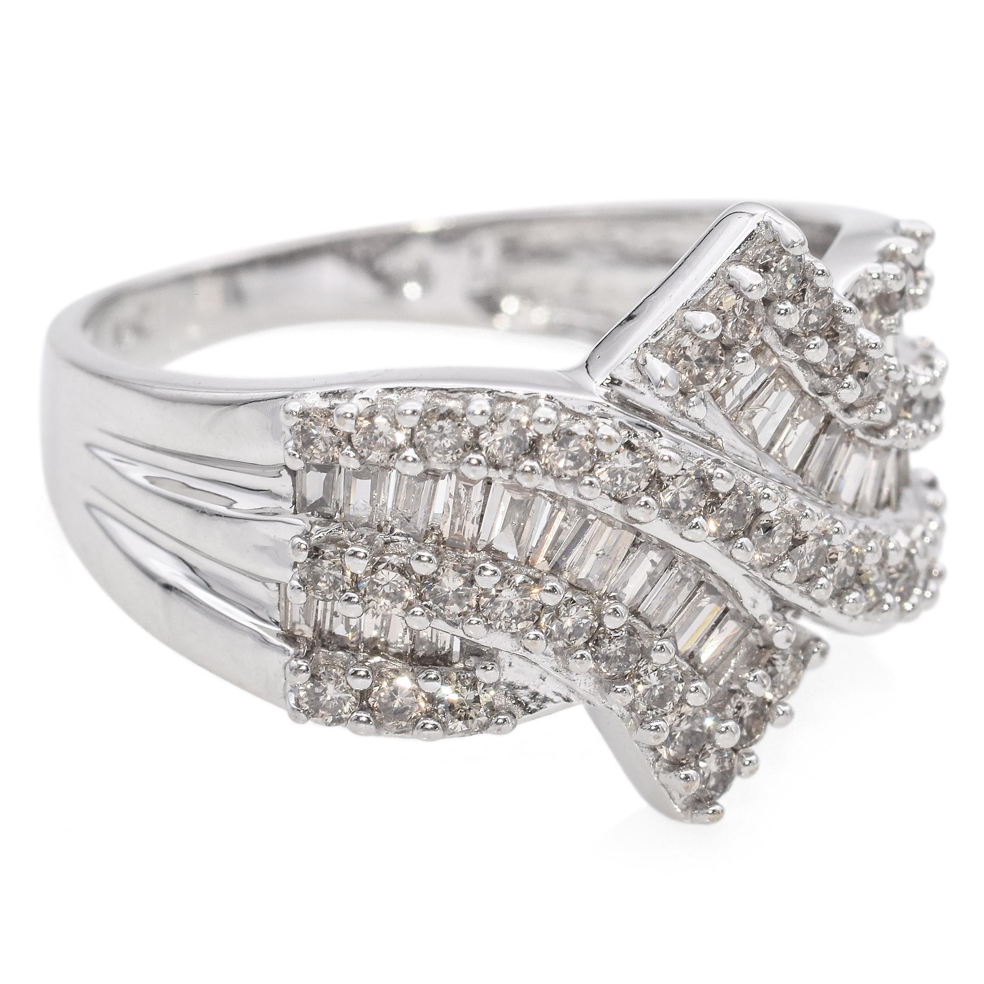 10K White Gold 1 Carat Total Diamond Ring In Good Condition For Sale In New York, NY