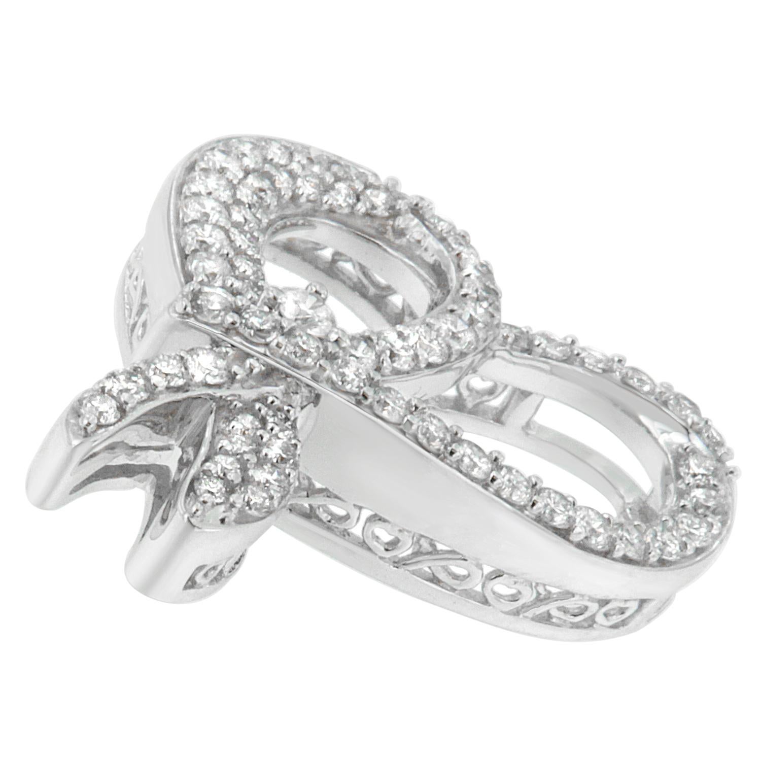 Taille ronde Collier pendentif cœur et nœud en or blanc 10 carats avec diamants taille ronde 1 carat en vente