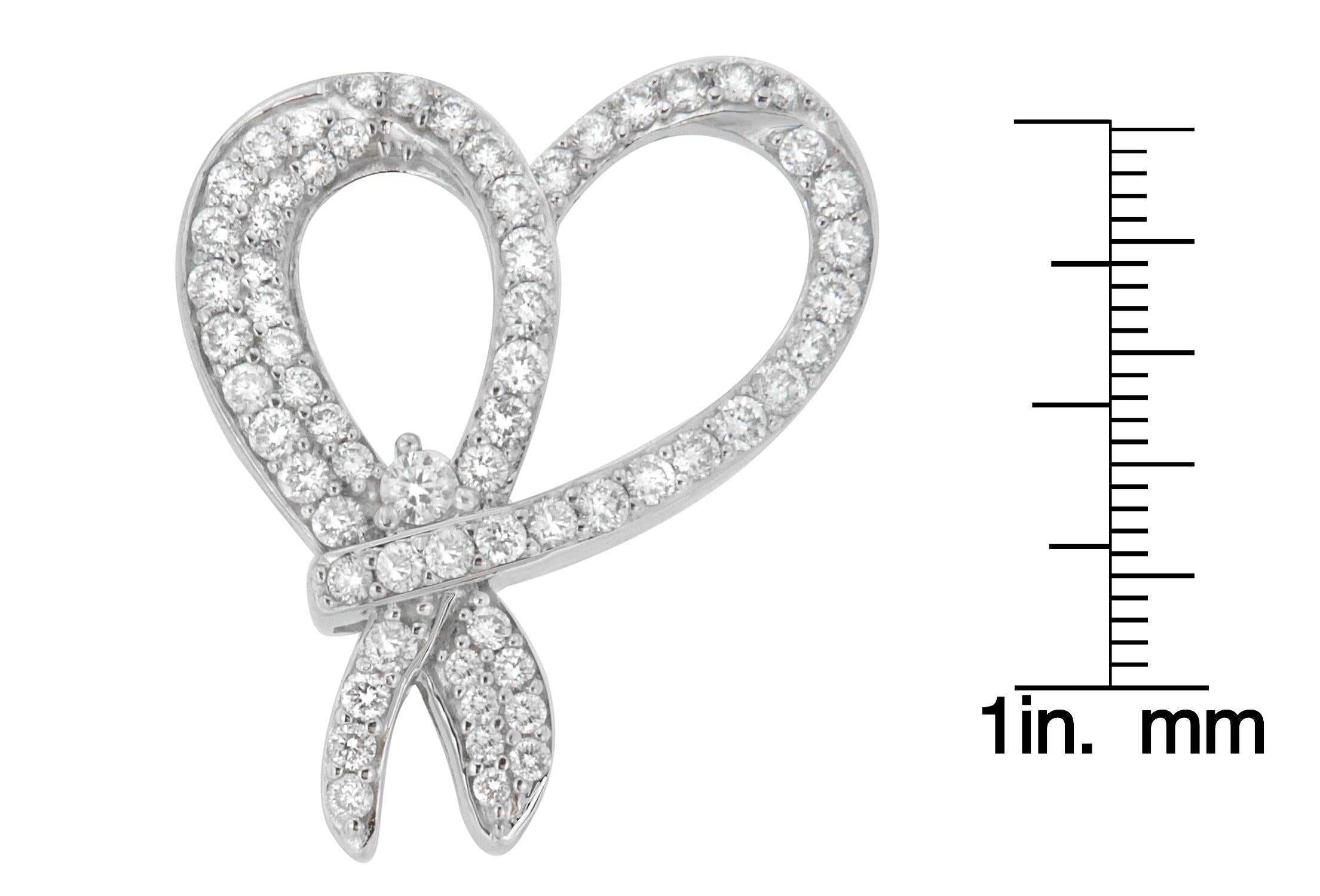 Collier pendentif cœur et nœud en or blanc 10 carats avec diamants taille ronde 1 carat Neuf - En vente à New York, NY