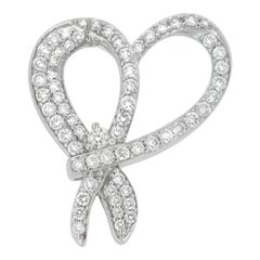Collana con ciondolo a forma di cuore e fiocco in oro bianco 10k con diamanti a taglio rotondo da 1 ct.
