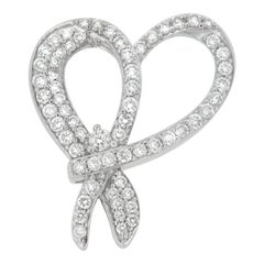 Collier pendentif cœur et nœud en or blanc 10 carats avec diamants taille ronde de 1,0 carat