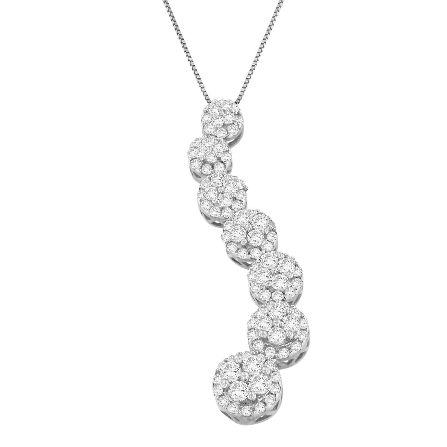 Ogni gioiello racconta una storia! Allo stesso modo, questo ciondolo con cerchio del viaggio definisce il viaggio del tuo amore. Questo bellissimo ciondolo è composto da oro bianco a 10 carati ed è finemente lucidato con grazia. Presenta accenti