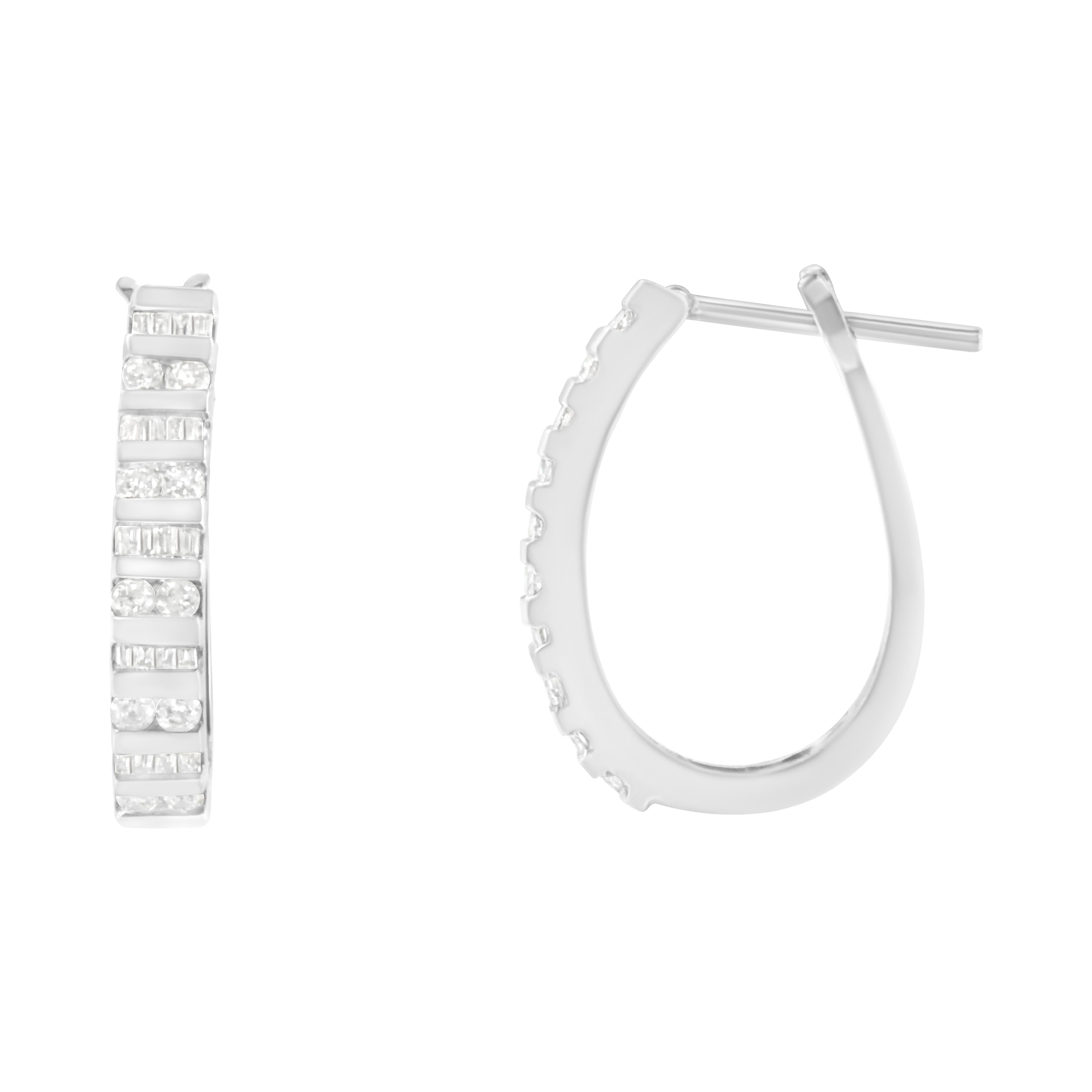 Diese eleganten und zeitlosen Ohrringe aus 10-karätigem Gold zeichnen sich durch 1,0 Karat Gesamtgewicht an Diamanten im Baguetteschliff und runden Diamanten im Brillantschliff aus, die in abwechselnden Reihen in die Vorderseite der ovalen Creolen