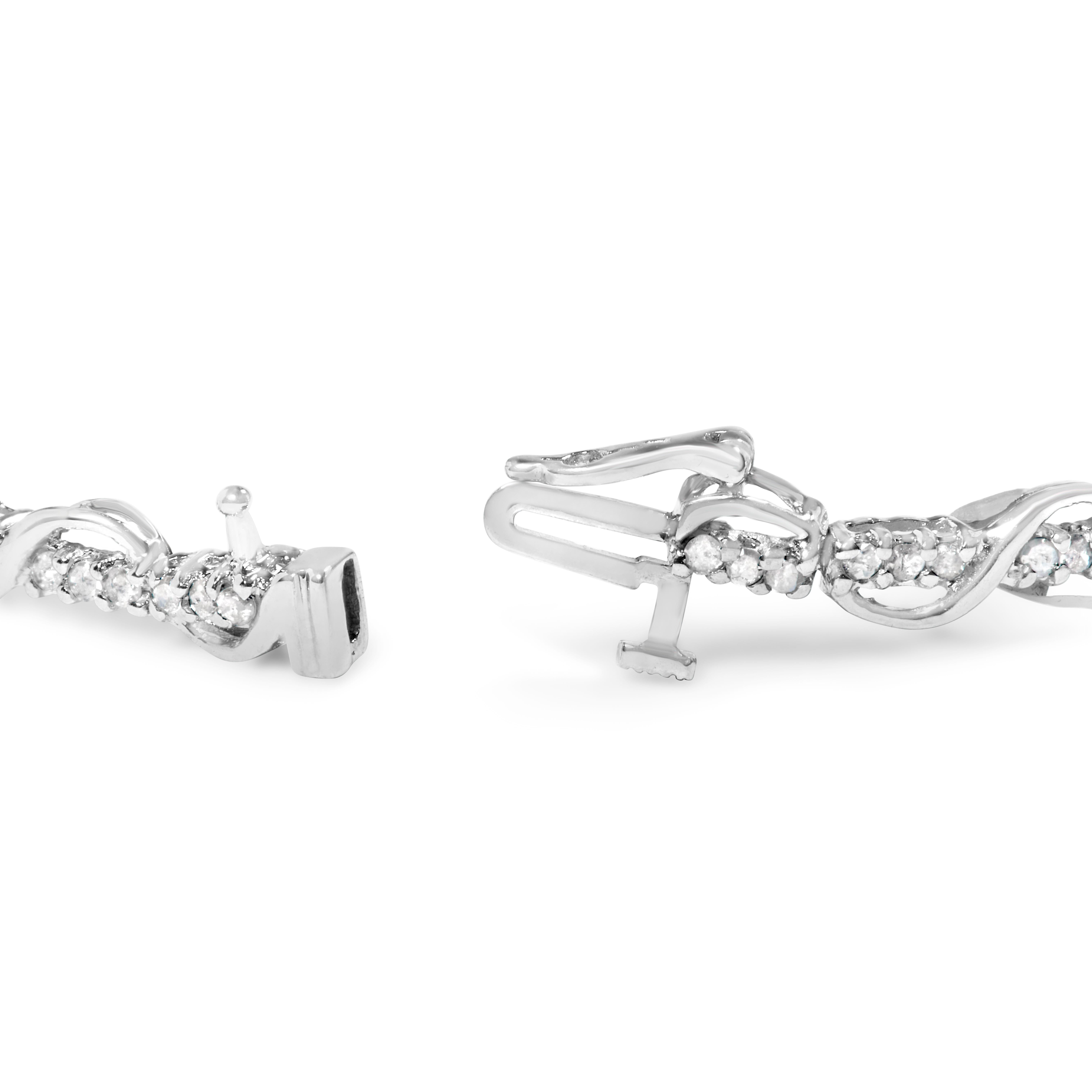 Esta impresionante pulsera tenis de diamantes es imprescindible en cualquier colección de joyas. Fabricado con oro blanco de 10 quilates, presenta un bonito diseño en espiral que añade un toque de elegancia a cualquier atuendo. Con un total de 90
