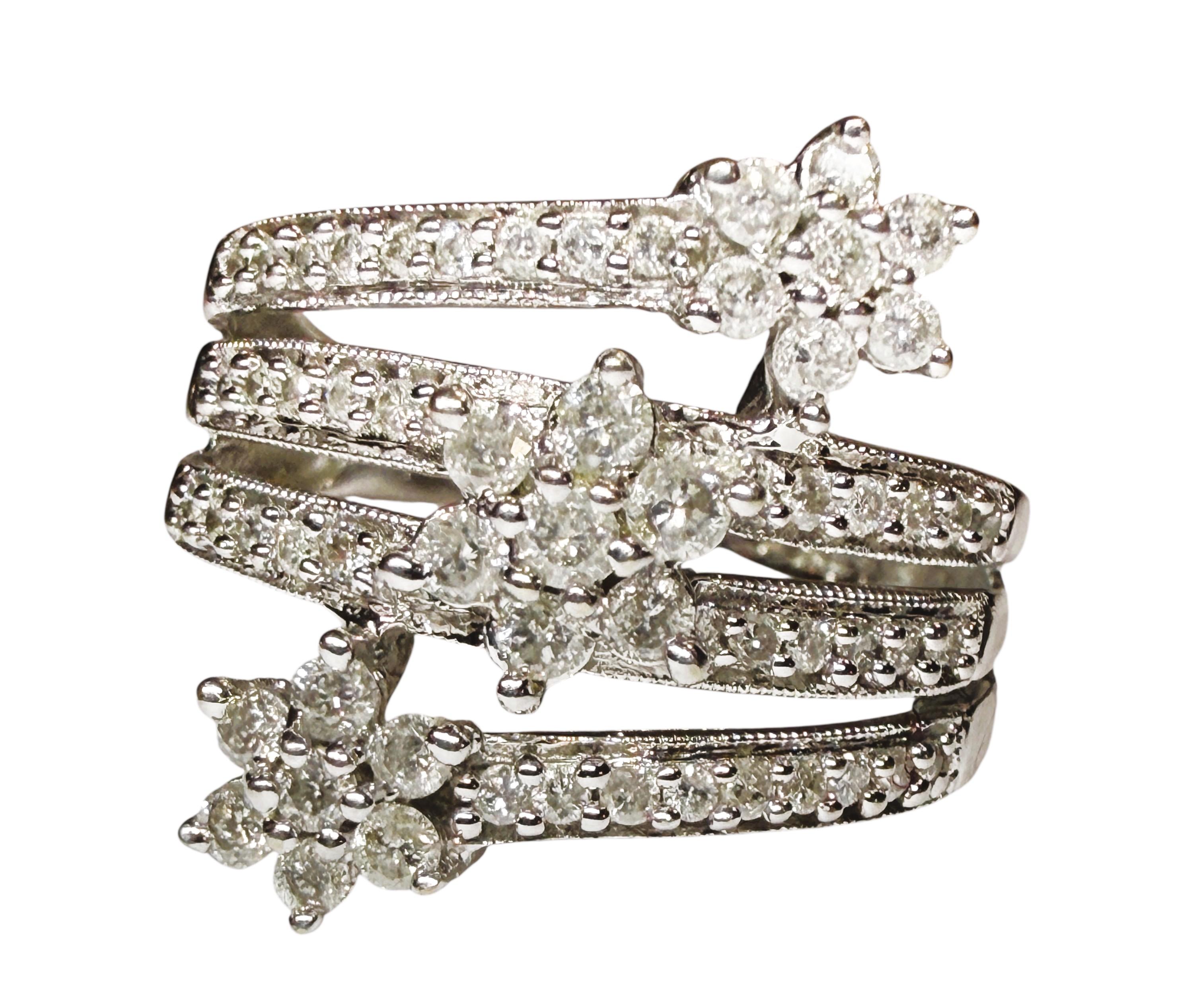 Was für ein schöner Ring!  Der Ring hat die Größe 7.  Auf den Sprossen des Rings befinden sich 38 Diamanten im Brillantschliff mit einer Größe von jeweils 1,20 mm und einem Gesamtgewicht von 0,38 Karat.  Er hat auch 3 Blumen auf dem Ring.  Jede