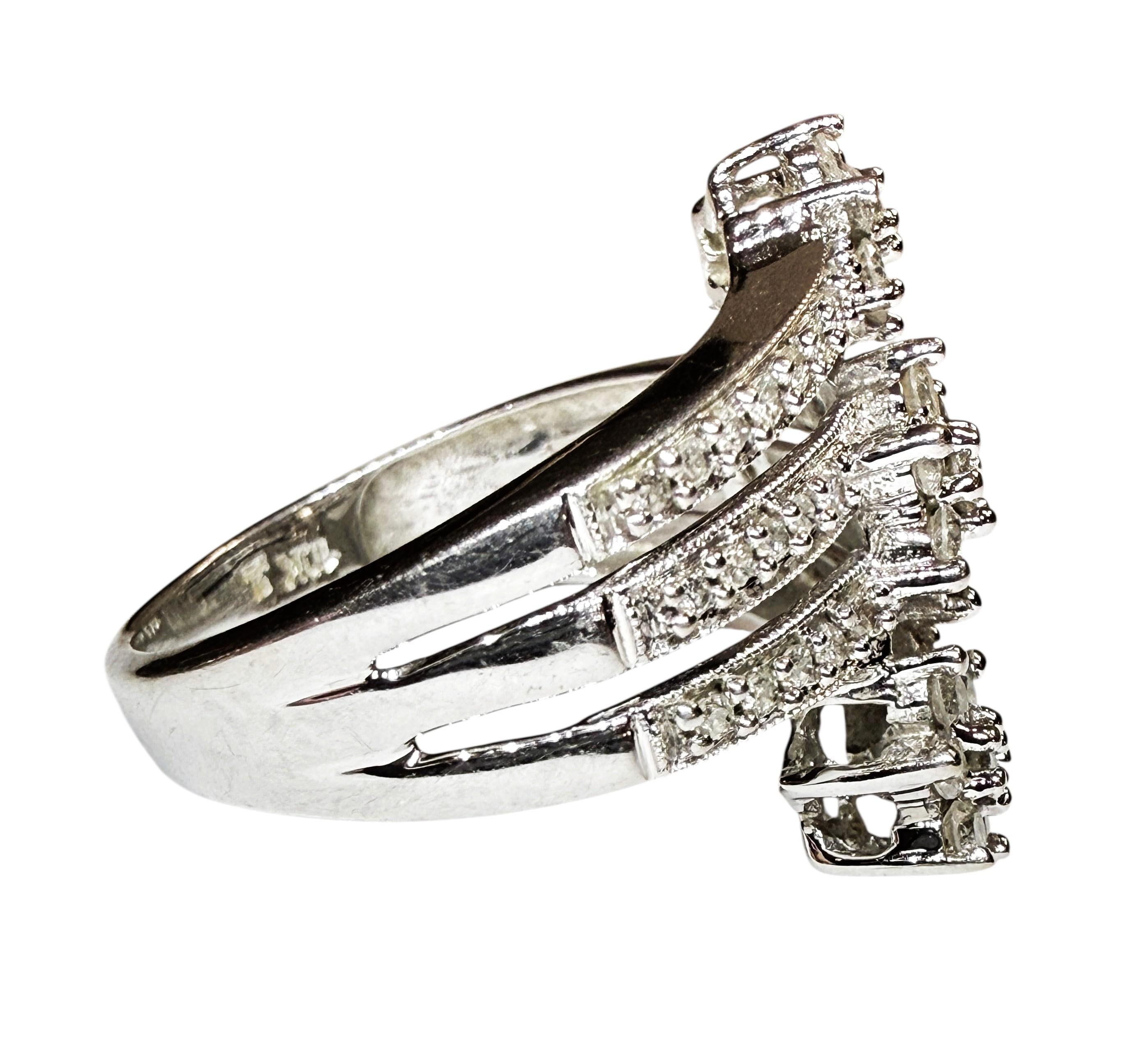 10k Weißgold 1,01 Karat Diamant 4-Tier Blumenring Größe 7 (Art déco) im Angebot