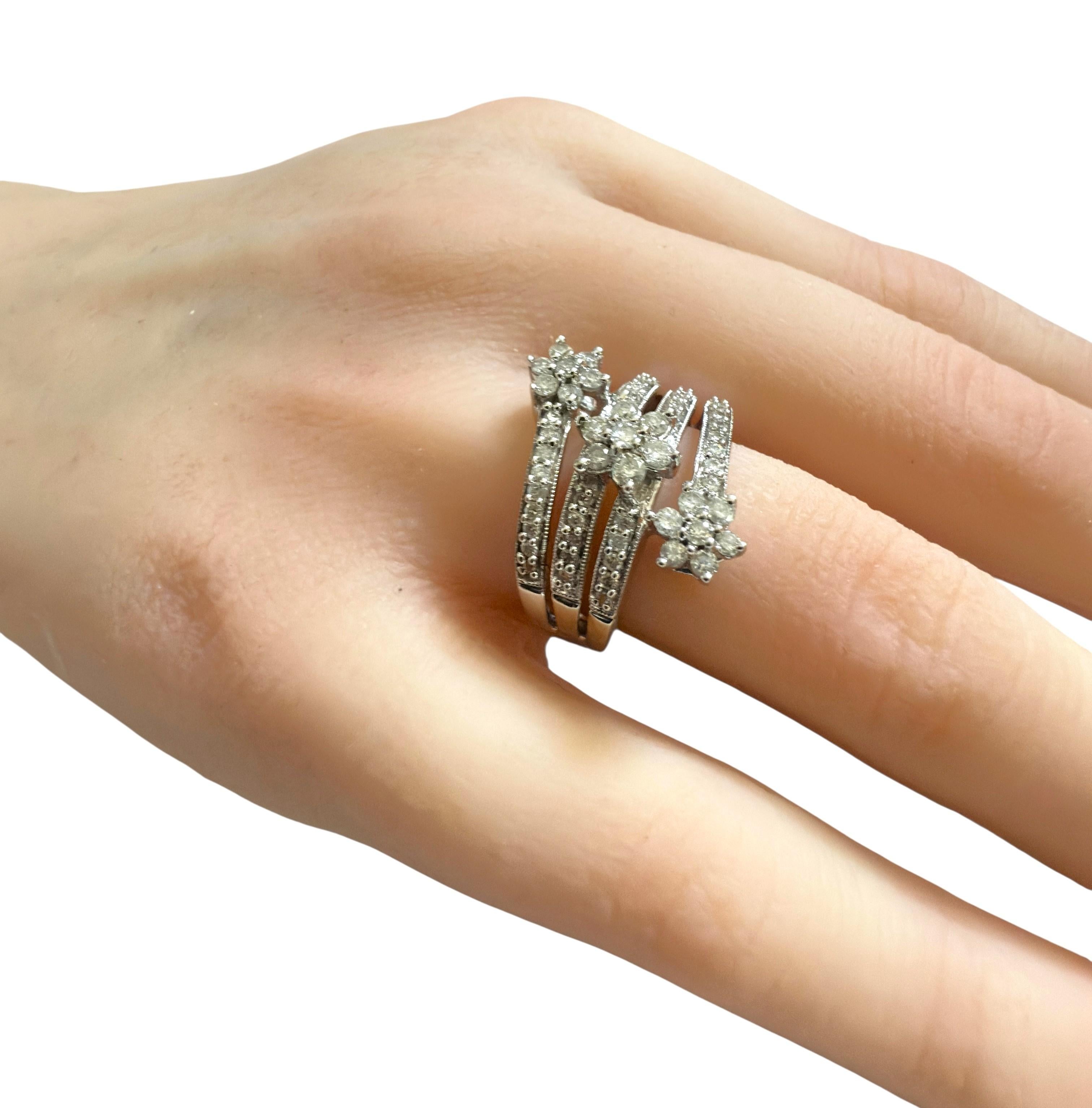 10k Weißgold 1,01 Karat Diamant 4-Tier Blumenring Größe 7 Damen im Angebot