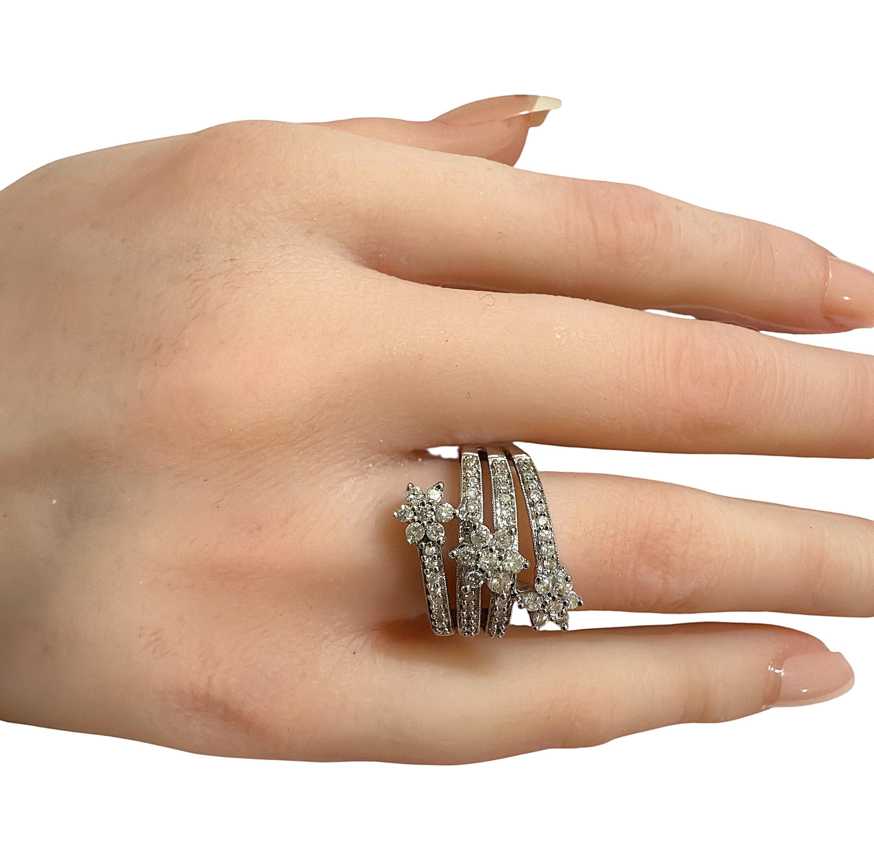 10k Weißgold 1,01 Karat Diamant 4-Tier Blumenring Größe 7 im Angebot 1
