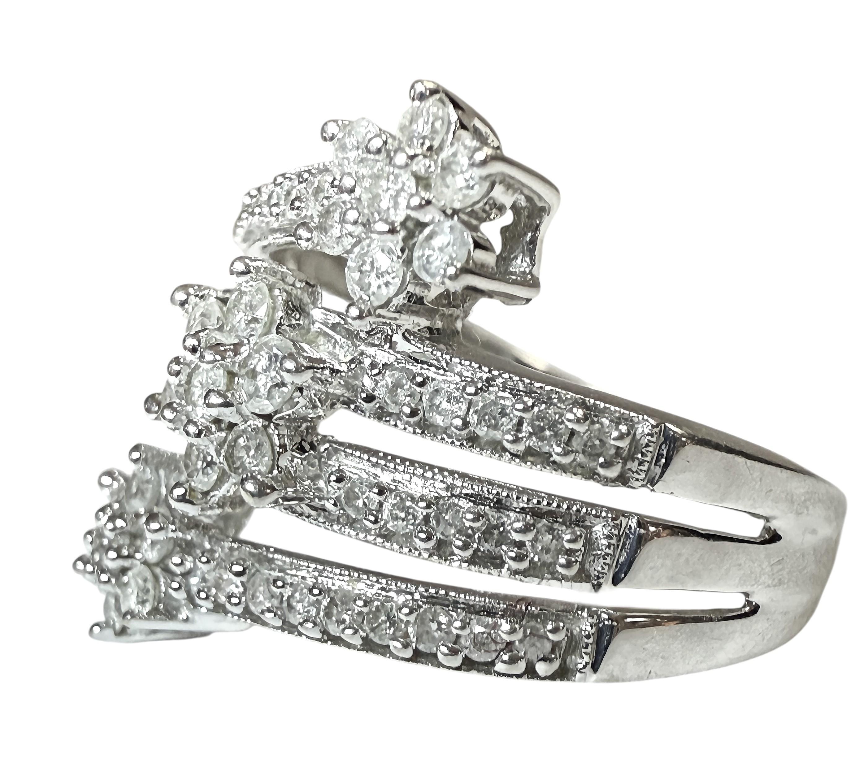 10k Weißgold 1,01 Karat Diamant 4-Tier Blumenring Größe 7 im Angebot 3