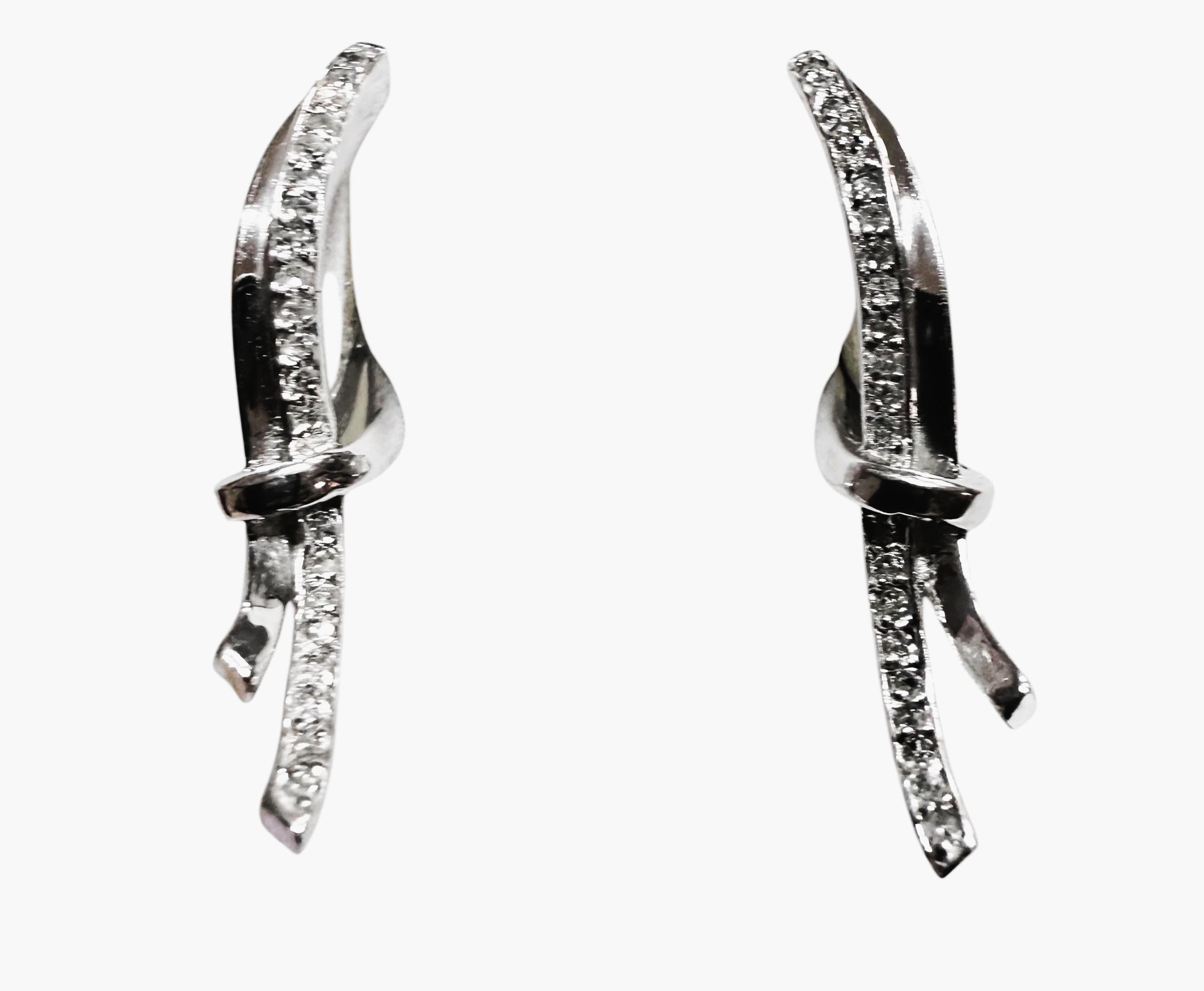 ¡Estos pendientes son simplemente preciosos!  Son de oro blanco de 10 quilates y tienen 22 diamantes talla brillante en cada pendiente. Hay 44 diamantes en total que miden 0,9 mm. Ambos pendientes tienen un total de 0,165 quilates. Los pendientes