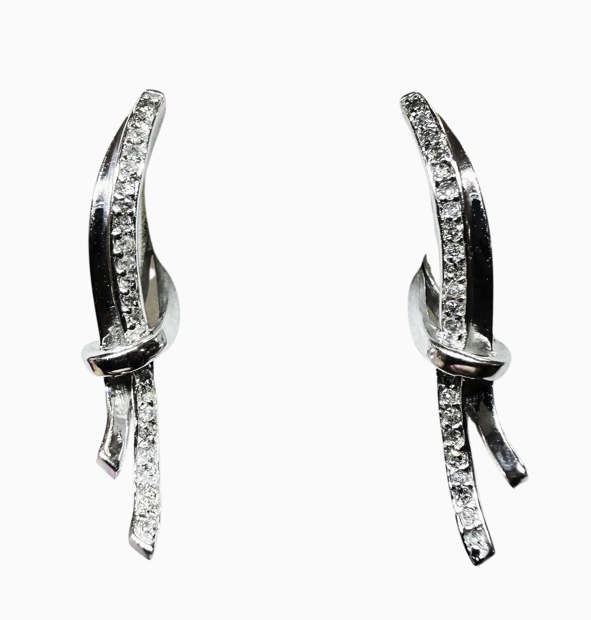 Pendientes colgantes de oro blanco de 10 quilates y 0,165 quilates de diamantes en espiral Art Decó en venta