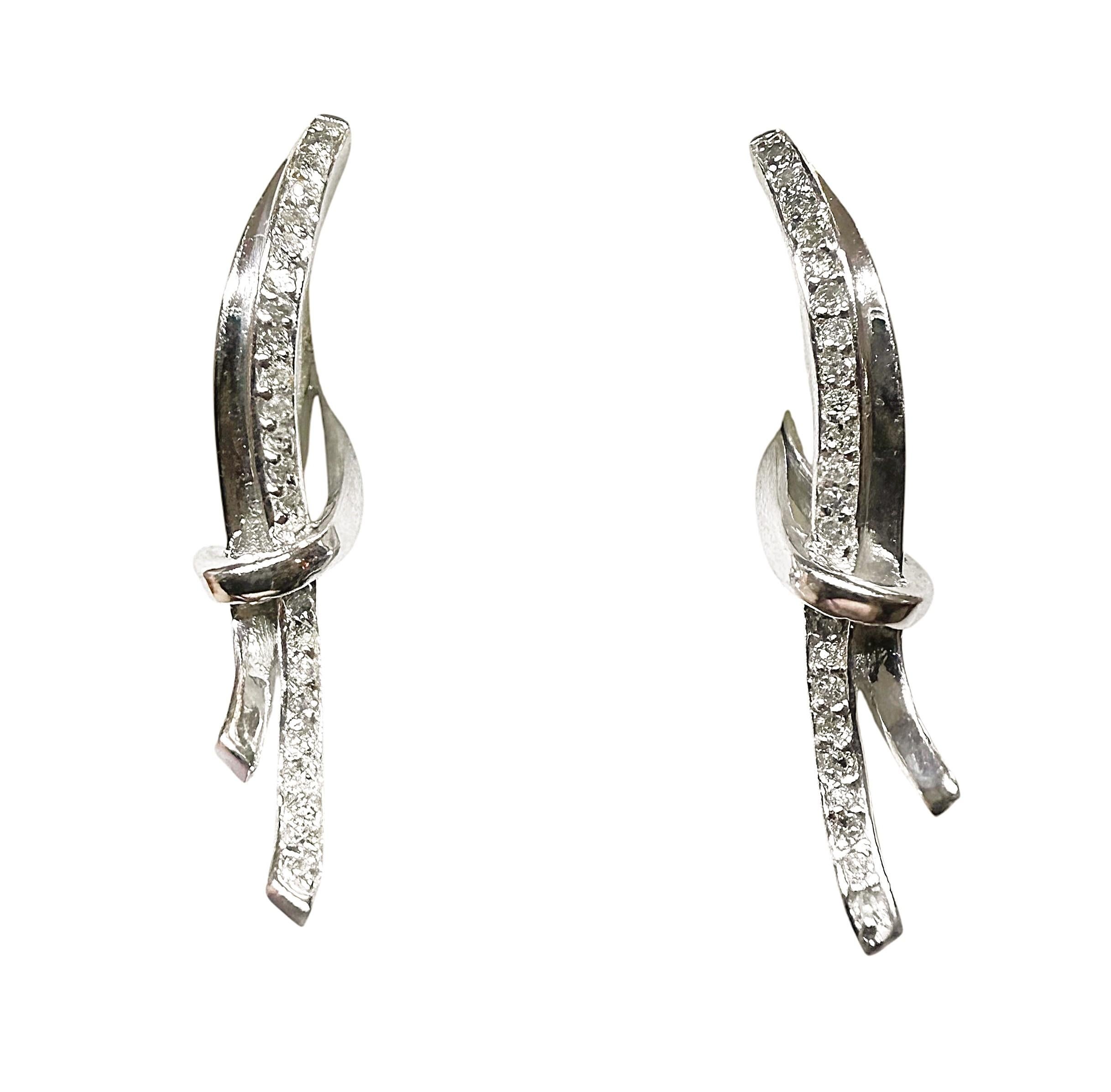 Pendientes colgantes de oro blanco de 10 quilates y 0,165 quilates de diamantes en espiral Corte brillante en venta