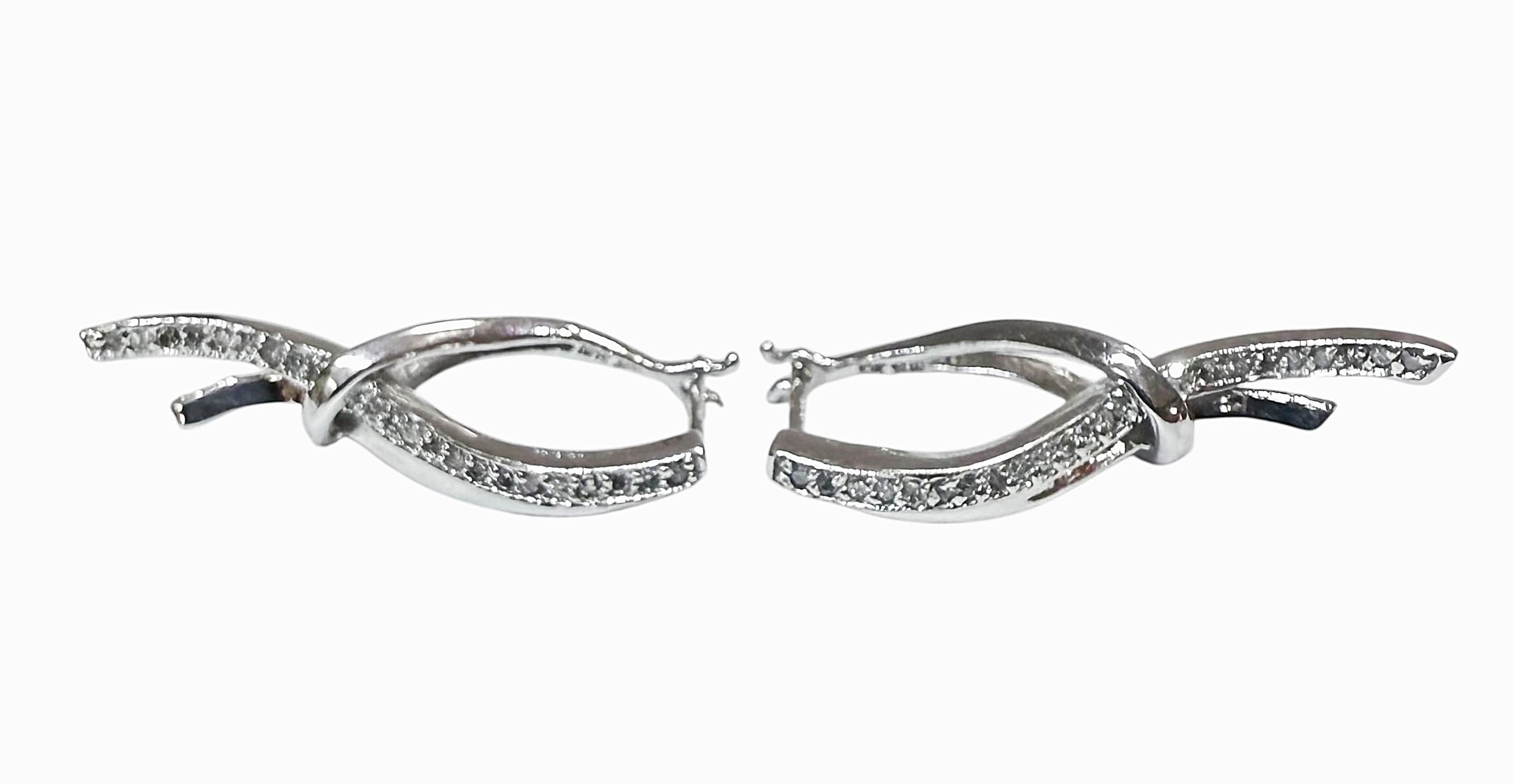 Pendientes colgantes de oro blanco de 10 quilates y 0,165 quilates de diamantes en espiral en Excelente estado para la venta en Eagan, MN