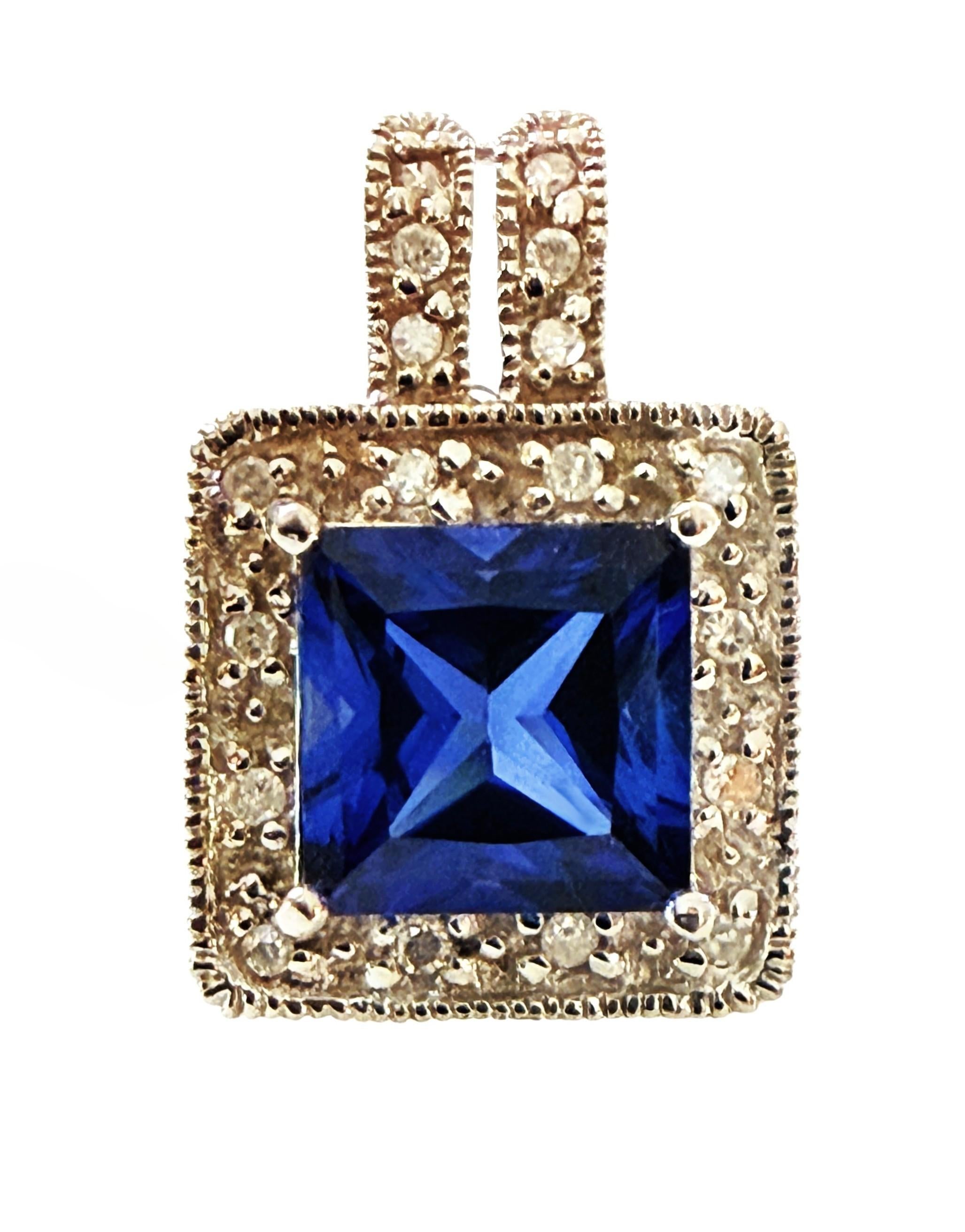Questa collana è semplicemente stupenda!  È usato ma in condizioni nuove.  Era molto ben curato.  Il taglio della pietra è semplicemente magnifico.  Si tratta di uno zaffiro quadrato a taglio radiante che misura 6,8 x 6,8 mm e ha un peso di 1,9