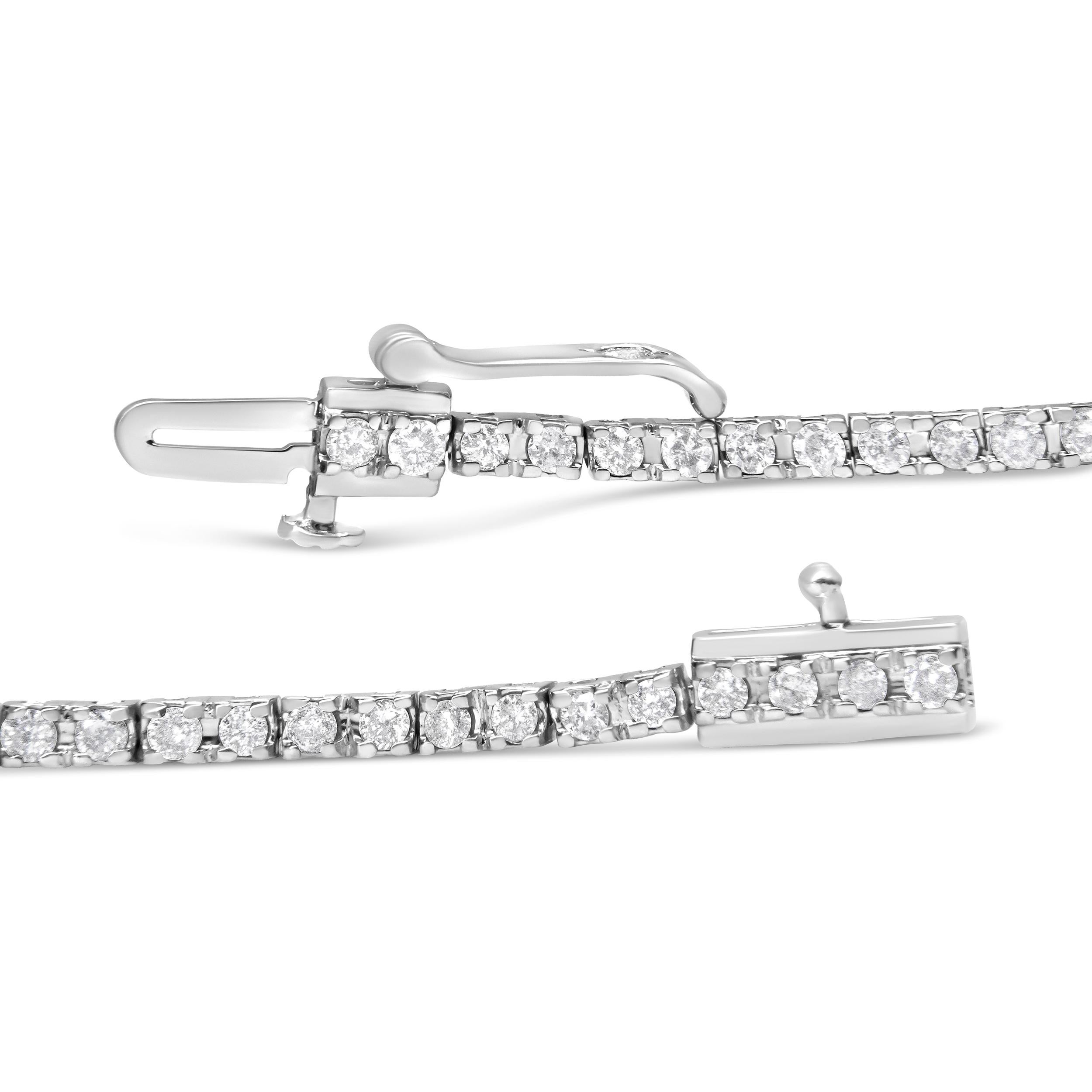 Rehaussez sa tenue avec le look luxueux de ce magnifique bracelet tennis en diamants. Réalisé en or blanc 10 carats, ce modèle spectaculaire comporte 78 diamants éblouissants de 0,026 ctw. Ravissant avec 2 ct. t.w. de diamants et un éclat brillant,