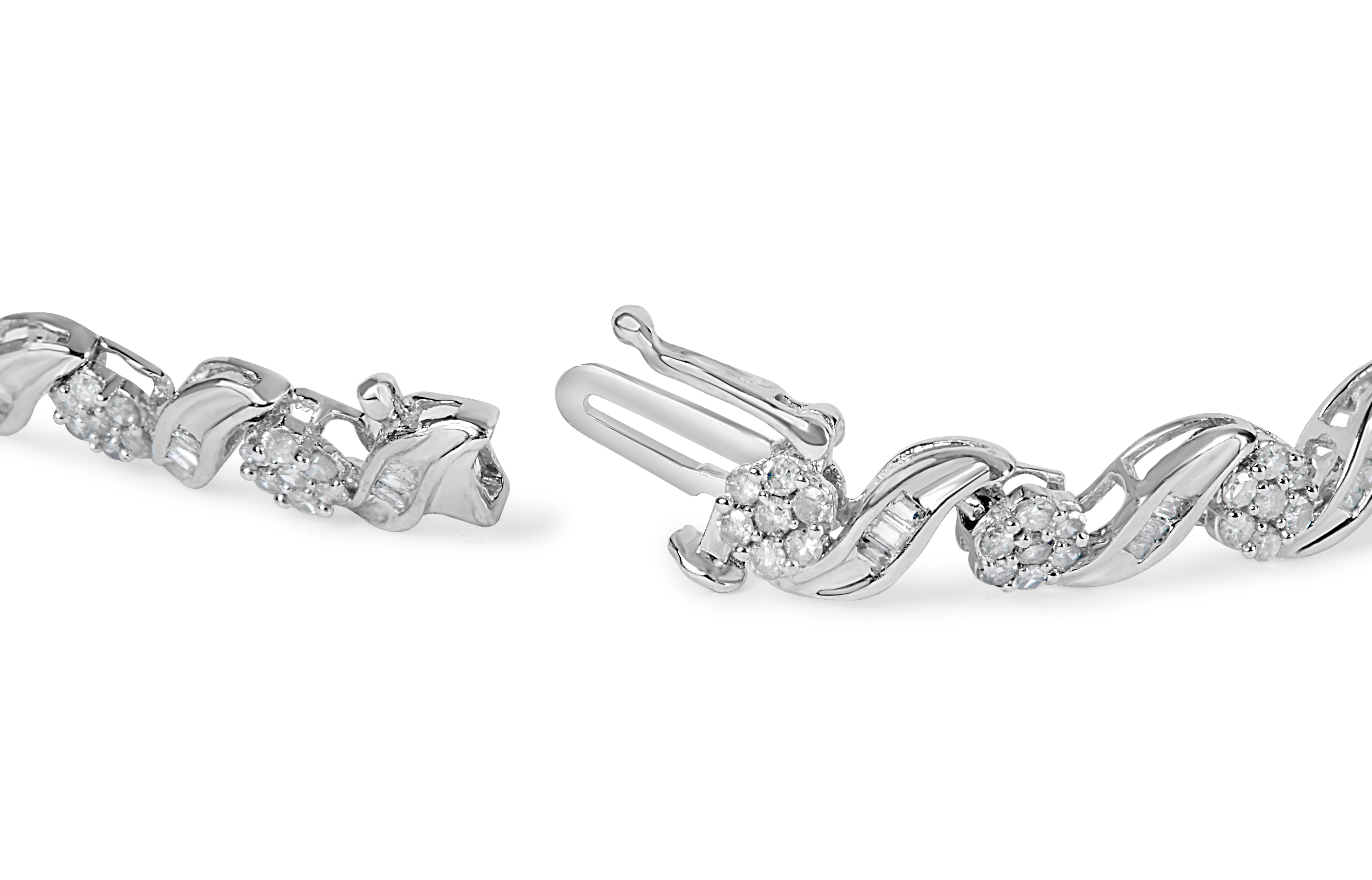 Laissez-vous séduire par l'allure enchanteresse de notre exquis bracelet à maillons en S avec fleurs et diamants. Réalisé avec une précision délicate, ce chef-d'œuvre en or blanc 10 carats présente un tourbillon captivant qui s'enroule gracieusement