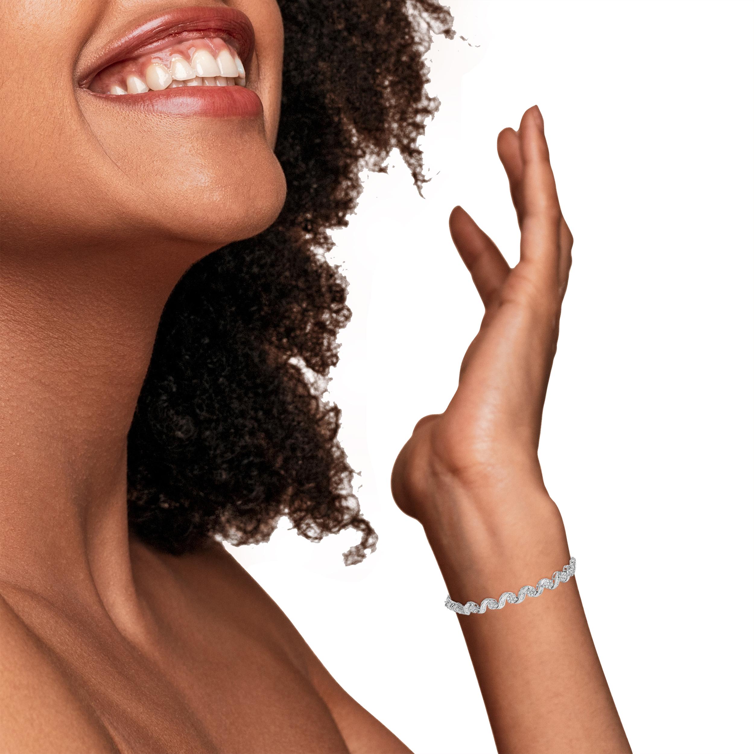 Taille ronde Bracelet à maillons en or blanc 10K et diamants 2.00 Cttw Floral Design Swirl en vente
