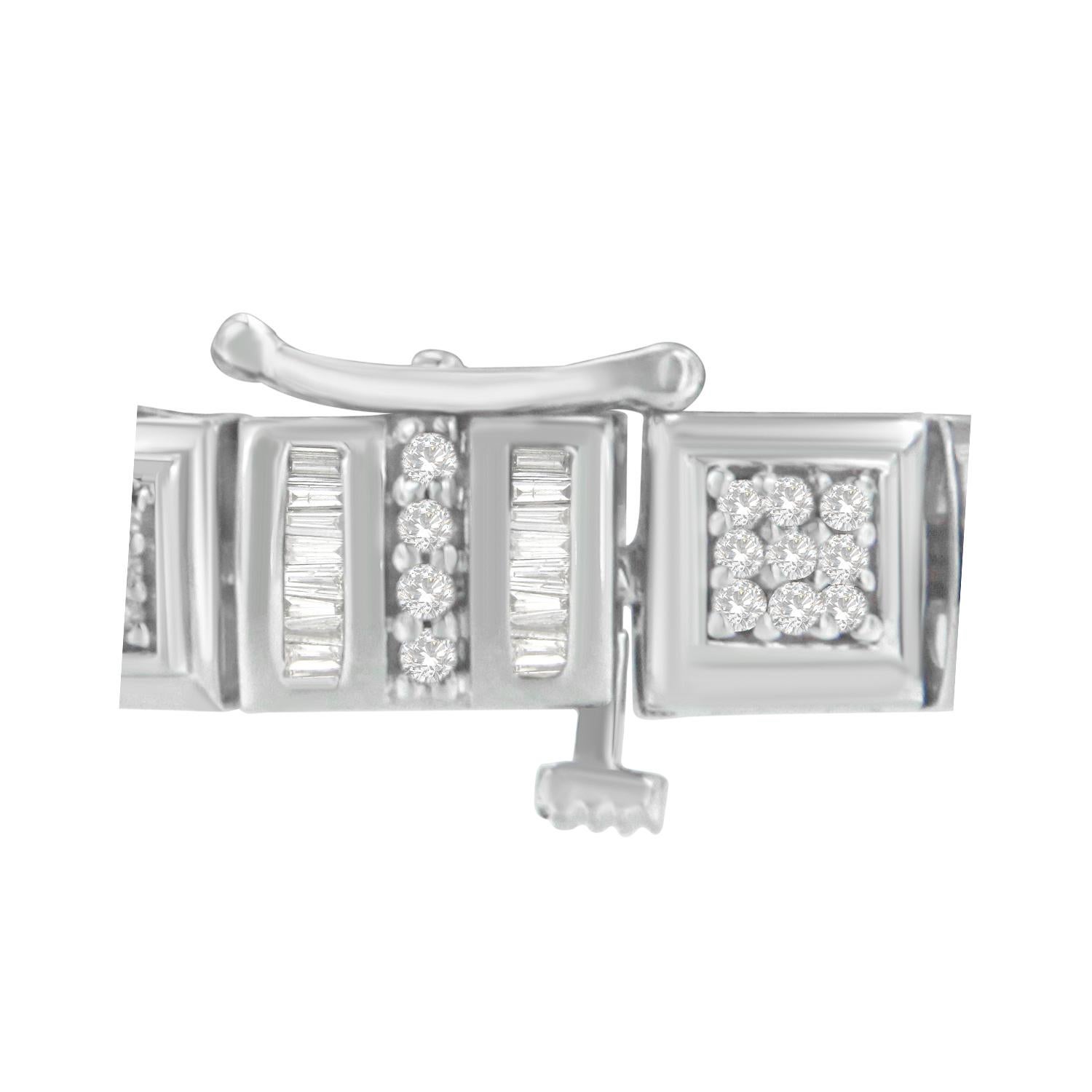 Des diamants ronds et baguettes brillent sur une finition en or blanc sur ce bracelet exquis en diamant de deux carats. Chaque maillon carré s'assemble, créant un motif géométrique unique qui ne manquera pas de l'éblouir. Le bracelet est orné de 300