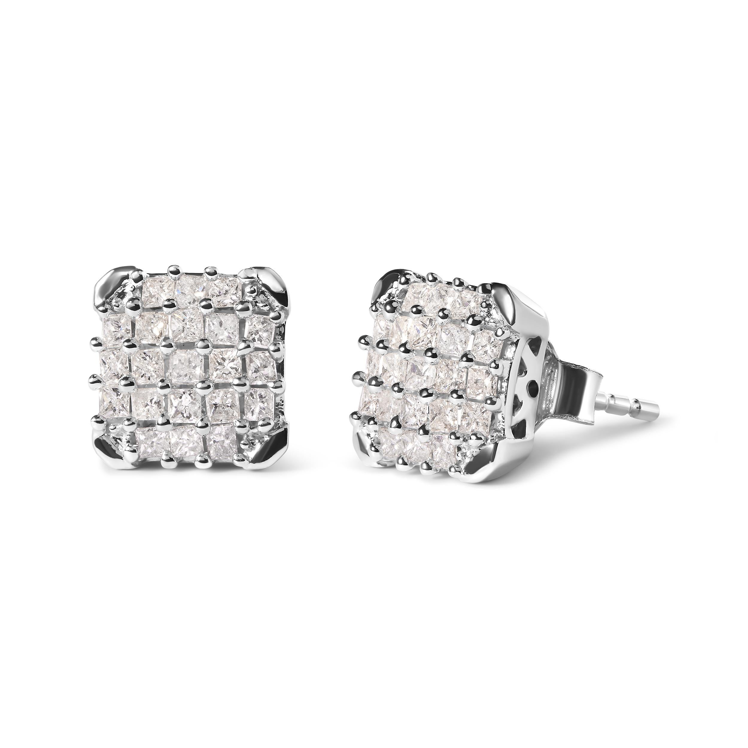 Laissez-vous séduire par la beauté exquise de ces boucles d'oreilles composées de diamants en or blanc 10K. Ornées de 42 diamants princesse naturels, ces boucles d'oreilles affichent un poids total de 3/4 cttw. Le design de la monture ouverte ajoute