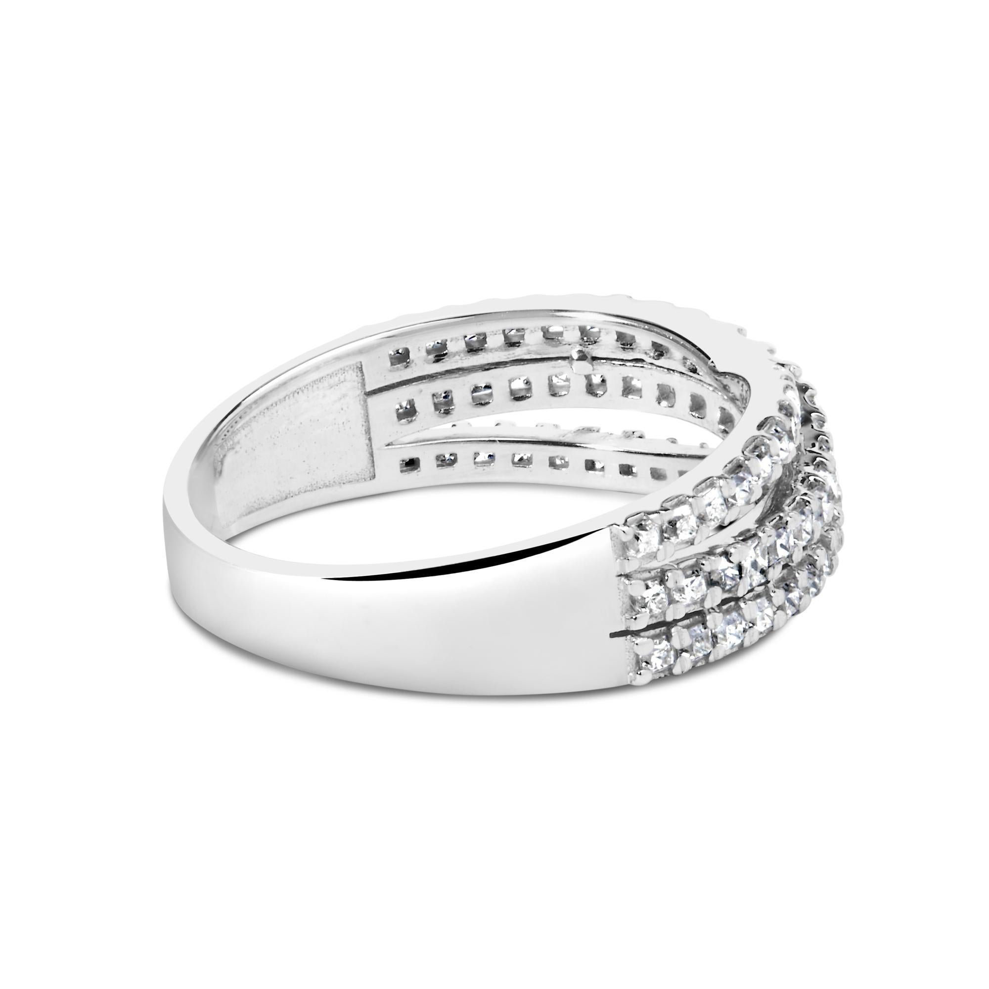 Impreziosito dalla pura eleganza dell'oro bianco 10 carati e impreziosito da una placcatura protettiva in rodio, questo splendido anello combina ad arte la raffinatezza moderna con uno scintillio senza tempo. Oltre 60 diamanti naturali taglio