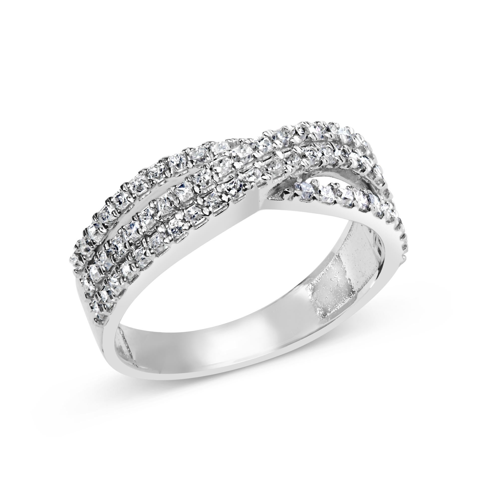 Moderno Anello in oro bianco 10K con gambo diviso e intreccio di diamanti naturali Princess da 3/4 cttw in vendita