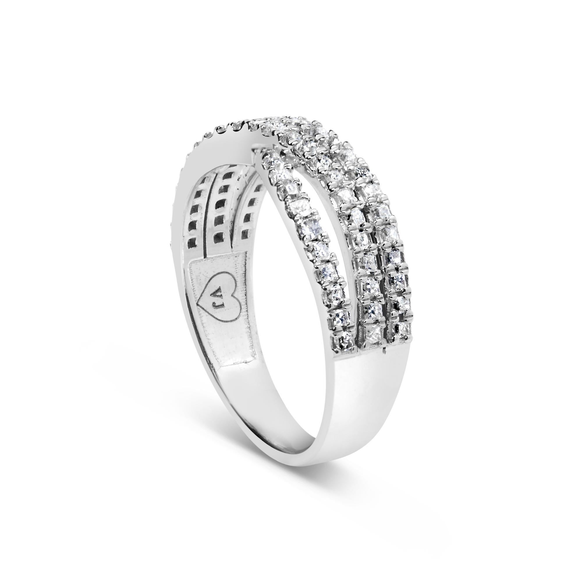Taglio princess Anello in oro bianco 10K con gambo diviso e intreccio di diamanti naturali Princess da 3/4 cttw in vendita