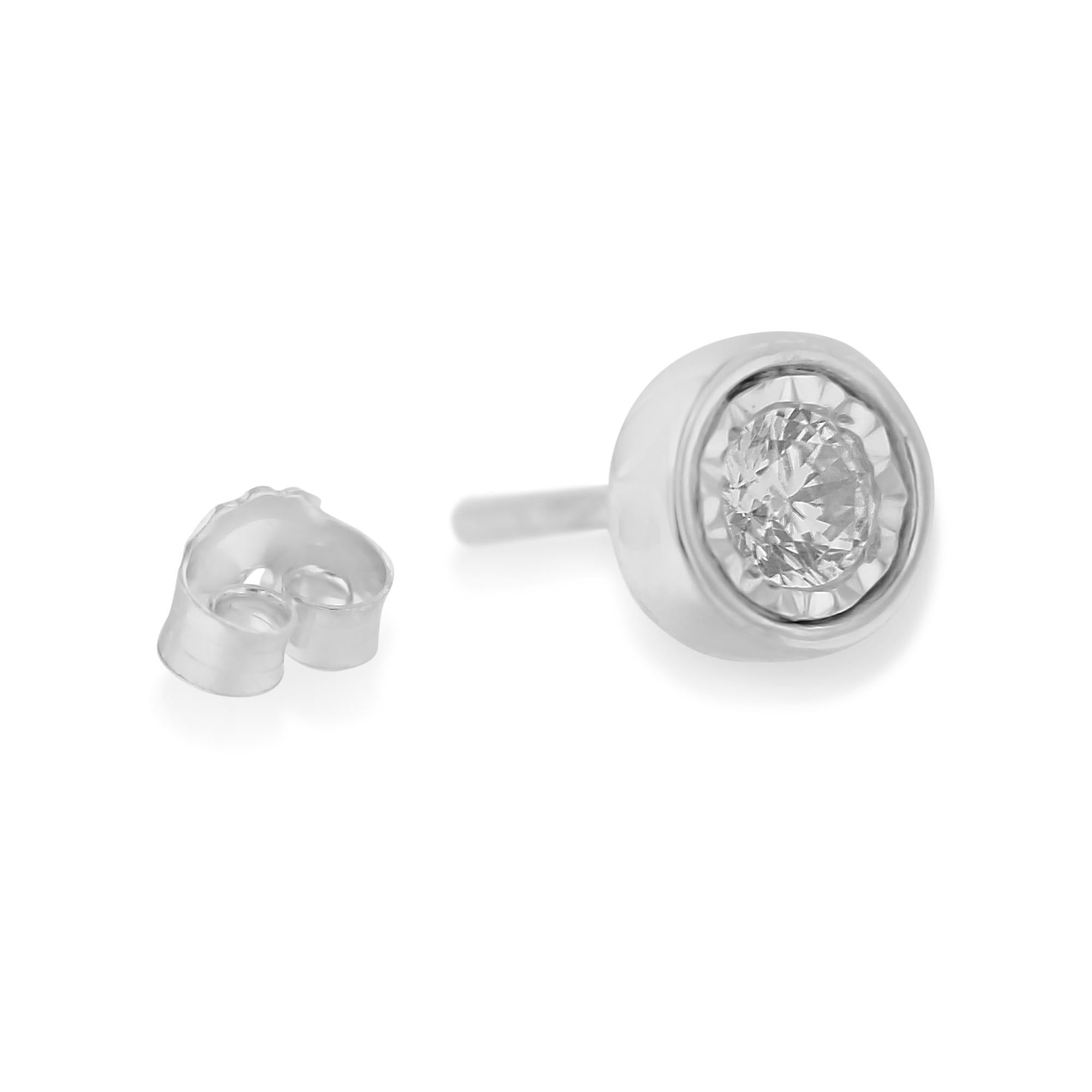 Clous d'oreilles en or blanc 10 carats avec diamants de 3/8 carats en serti clos Neuf - En vente à New York, NY