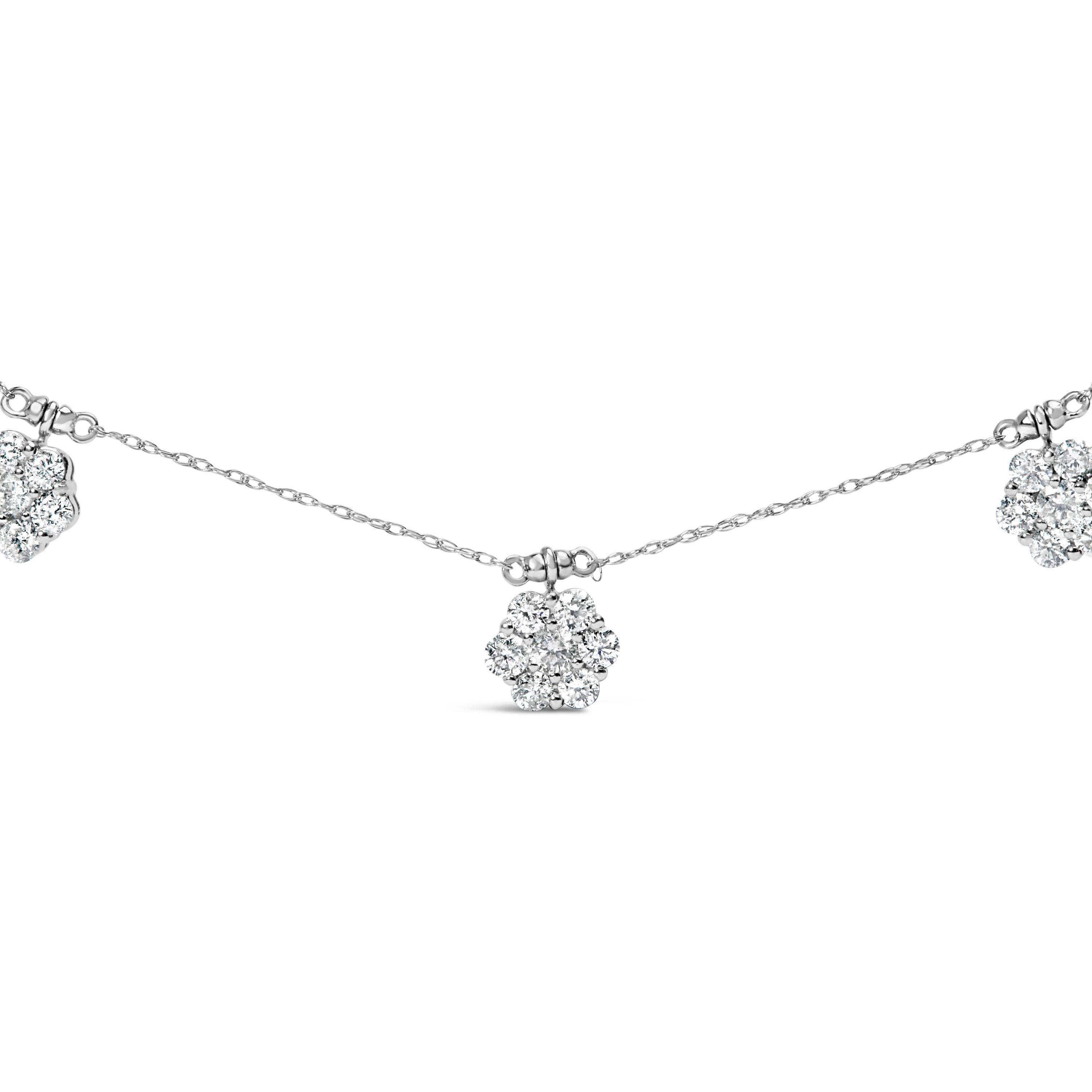 Apportez une touche d'élégance intemporelle à votre collection de bijoux avec cet exquis collier à station florale. Fabriquée en or blanc 10 carats, cette magnifique pièce est ornée de 49 diamants de taille ronde, d'une valeur totale de 3,0 cttw.