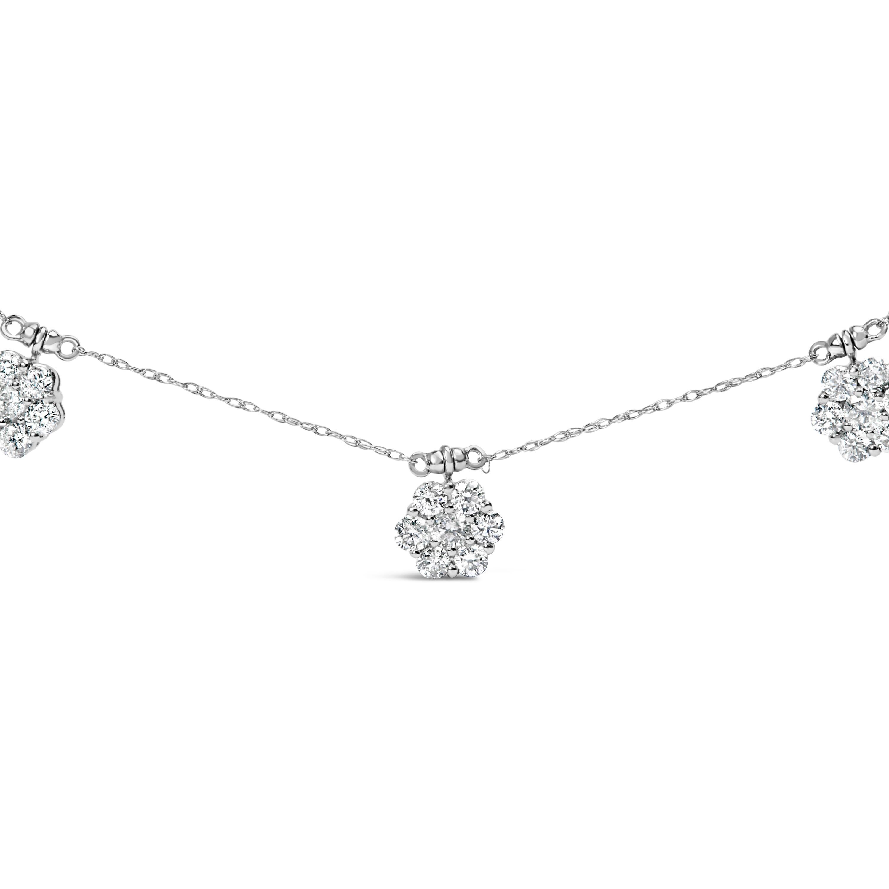 Dai un tocco di eleganza senza tempo alla tua collezione di gioielli con questa squisita collana di fiori. Realizzato in oro bianco 10K, questo splendido pezzo presenta 49 diamanti a taglio rotondo, per un totale di 3,0 cttw. Questi diamanti