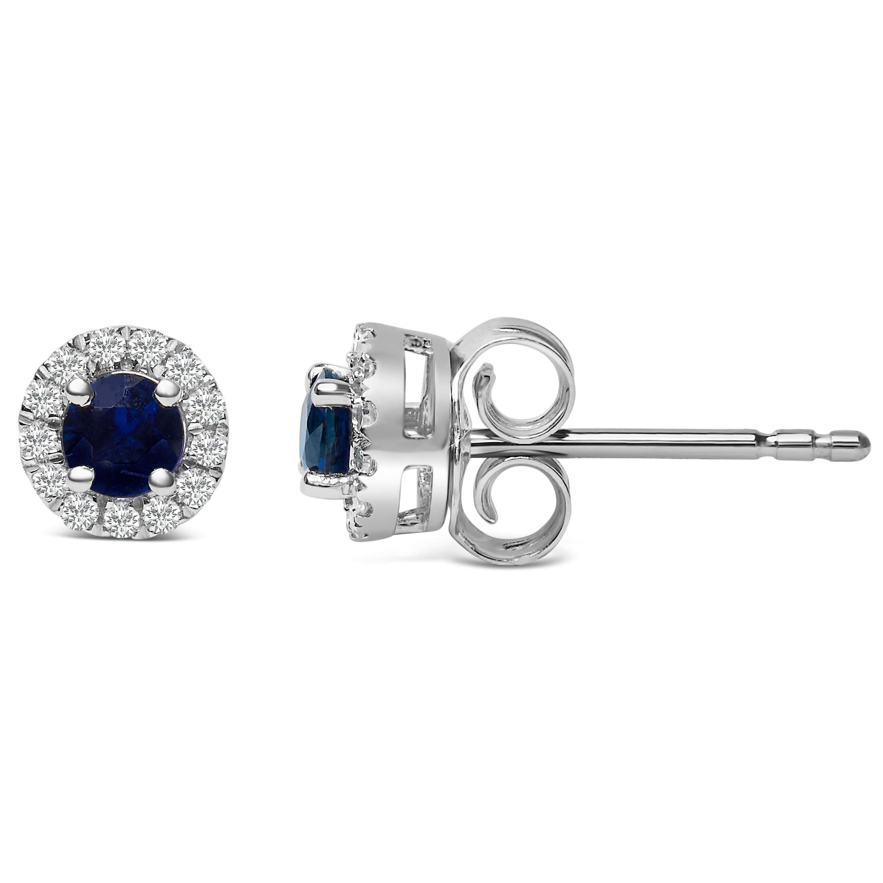 Moderno Orecchino a cono in oro bianco 10K con zaffiro blu da 3,25x3,25 mm e diamante da 1/10 Cttw in vendita
