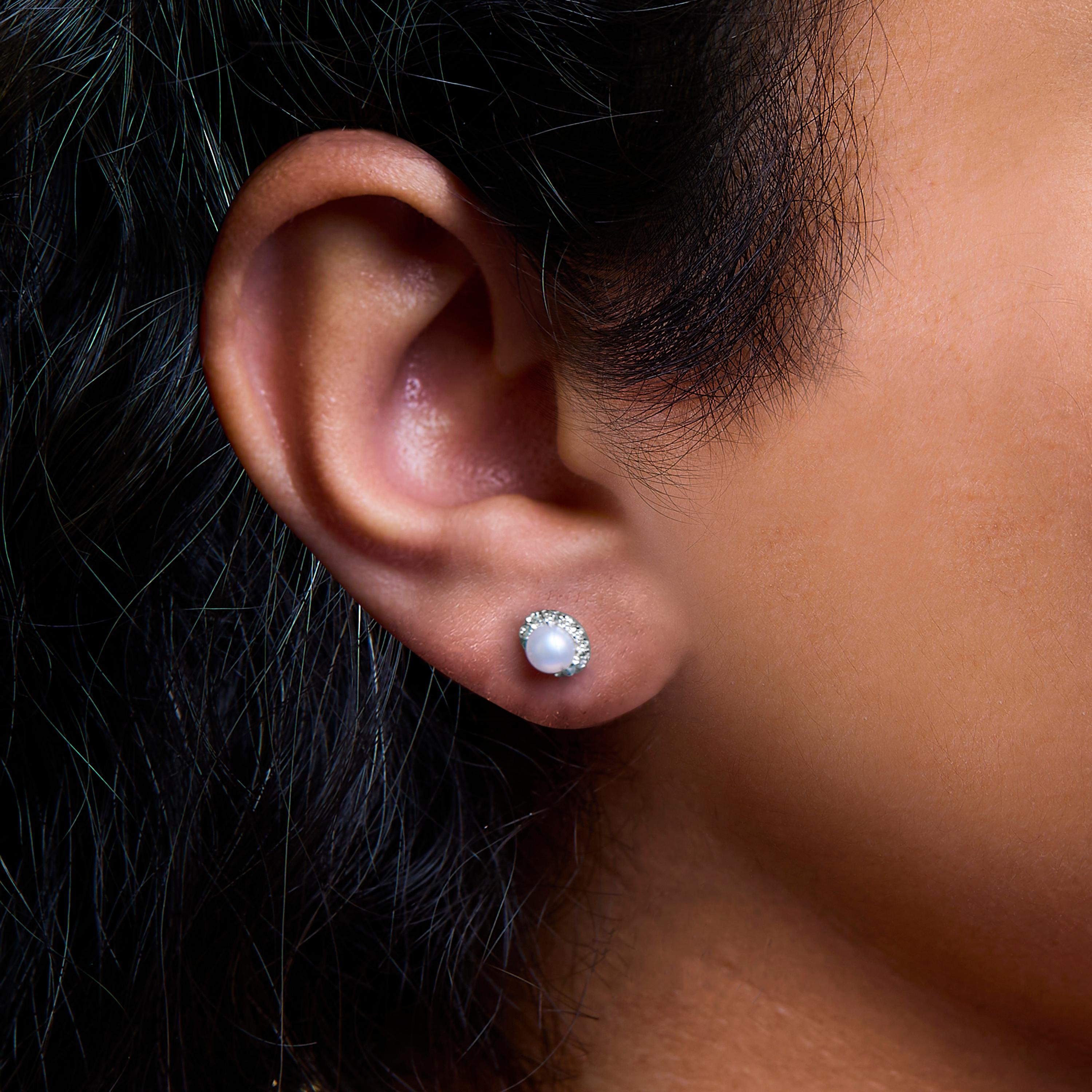 10K White Gold 4.5mm Cultured Freshwater Pearl & 1/7ct Diamond Halo Stud Earring In New Condition For Sale In New York, NY