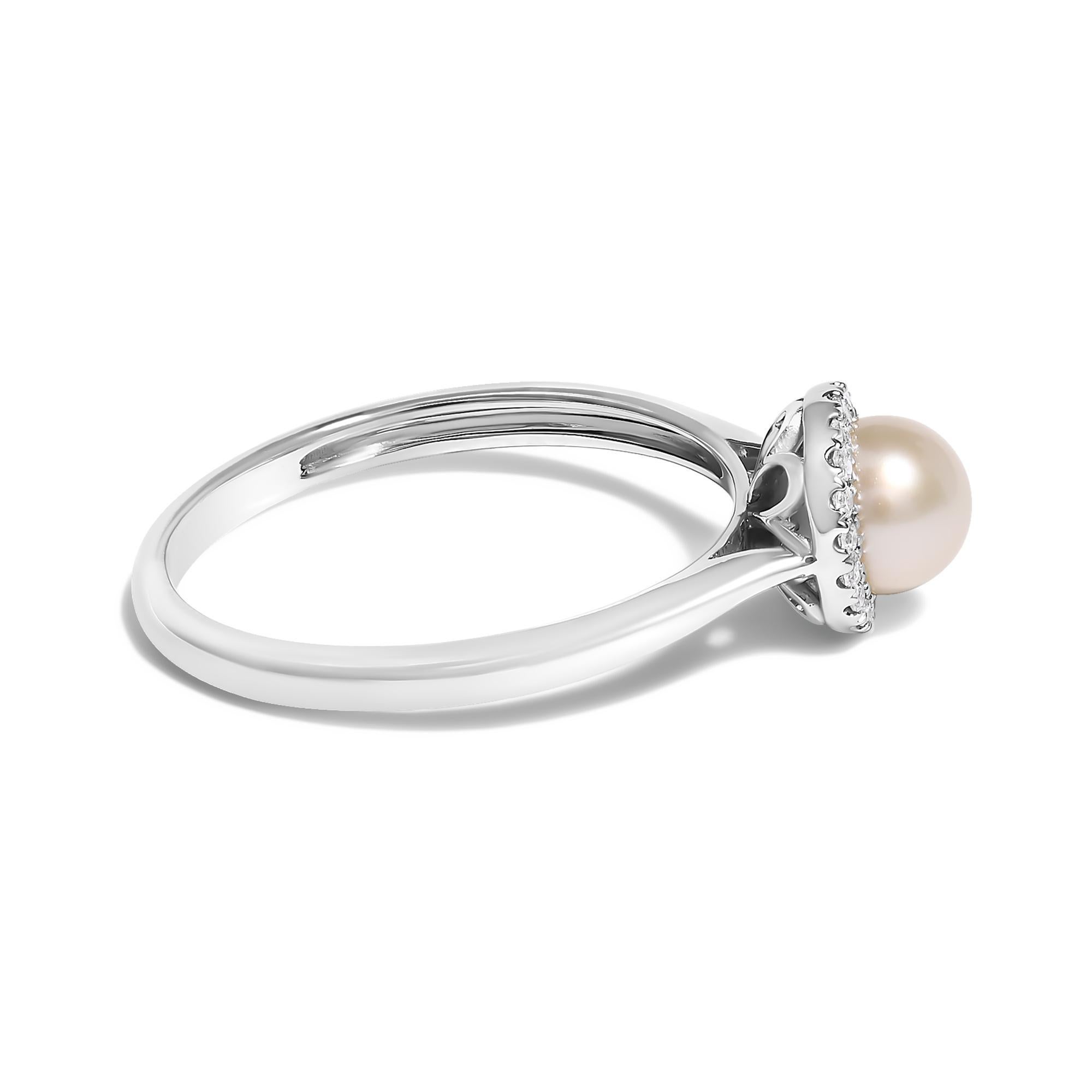 Descubre el epítome de la elegancia con este exquisito anillo, magistralmente elaborado en oro blanco de 10 quilates rodiado. En su corazón yace una lustrosa perla cultivada de agua dulce de 5 mm, cuya serena belleza recuerda a una gota de rocío