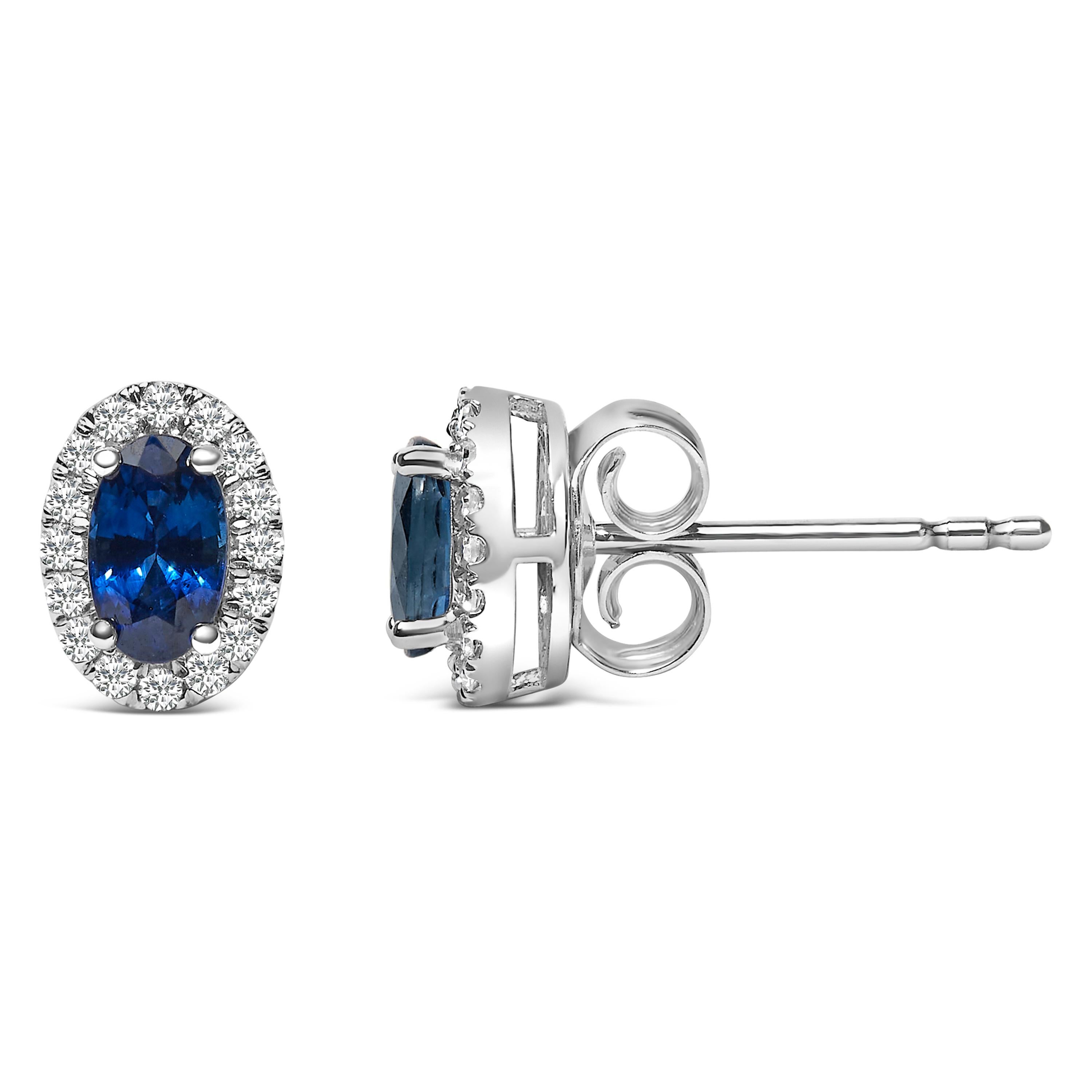 Moderno Orecchini a lobo ovali in oro bianco 10K 5x3 MM con zaffiro blu e diamante in vendita