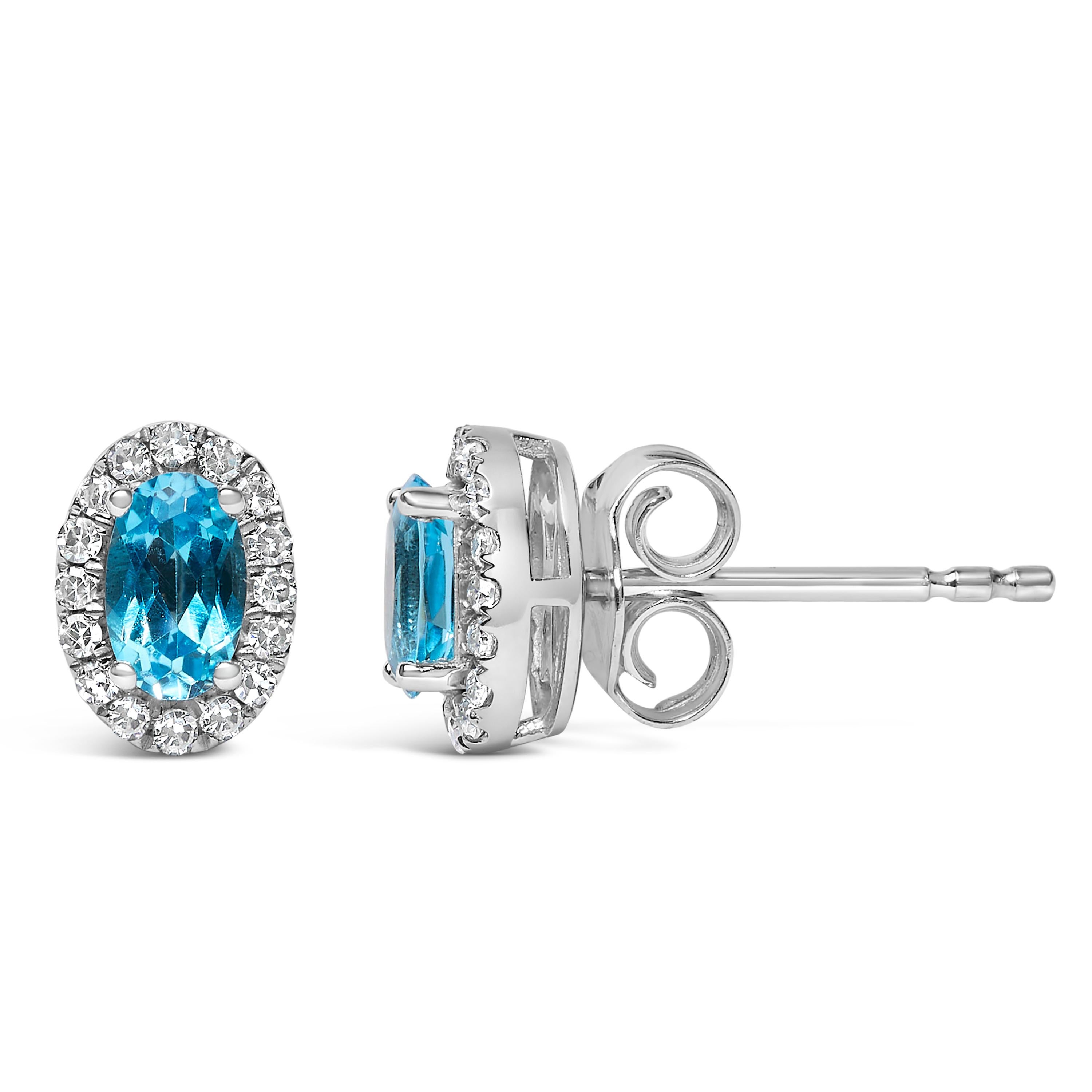 Moderno Orecchini a lobo ovali in oro bianco 10K 5x3 MM con topazio blu e diamanti in vendita