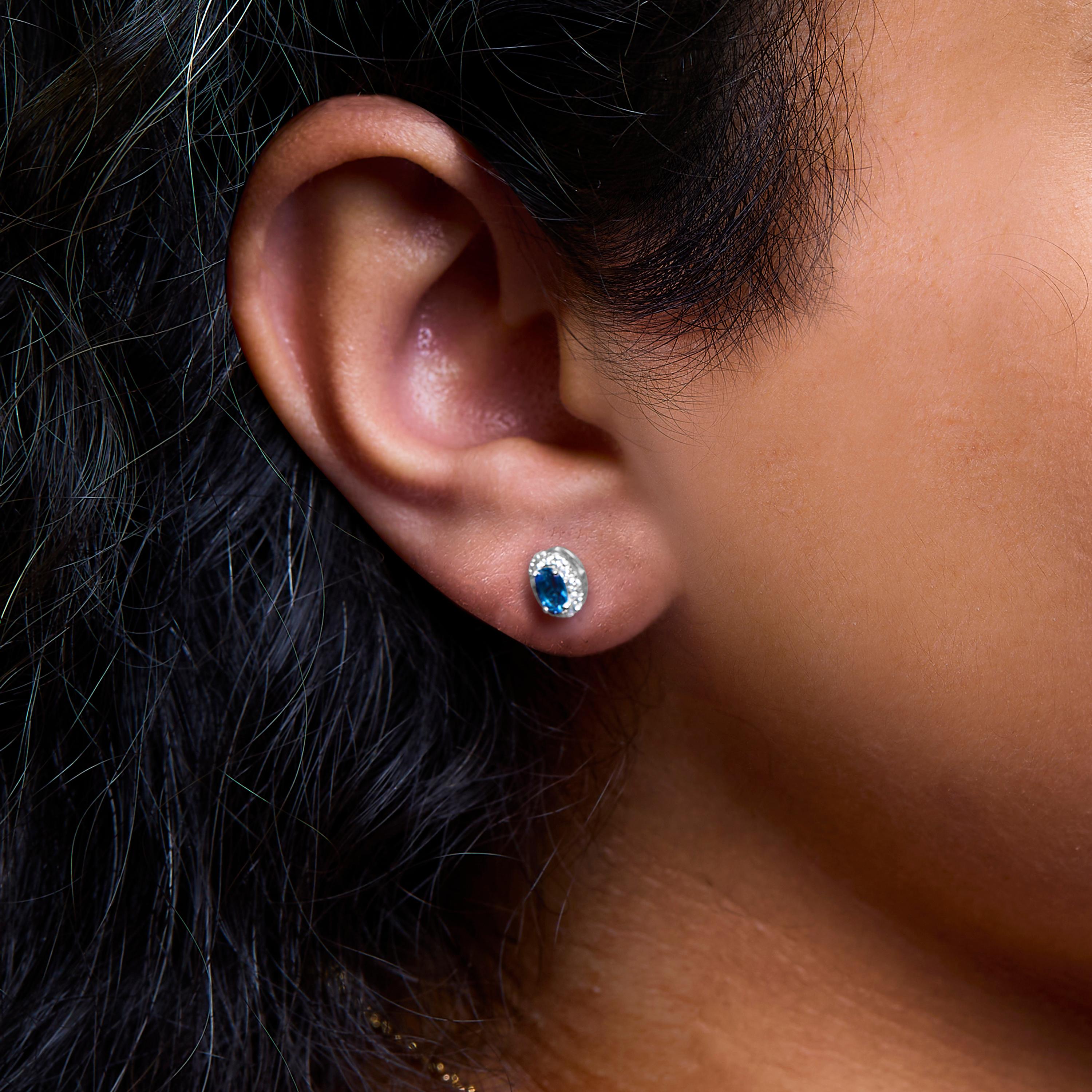 Orecchini a lobo ovali in oro bianco 10K 5x3 MM con topazio blu e diamanti In condizioni Nuovo in vendita a New York, NY