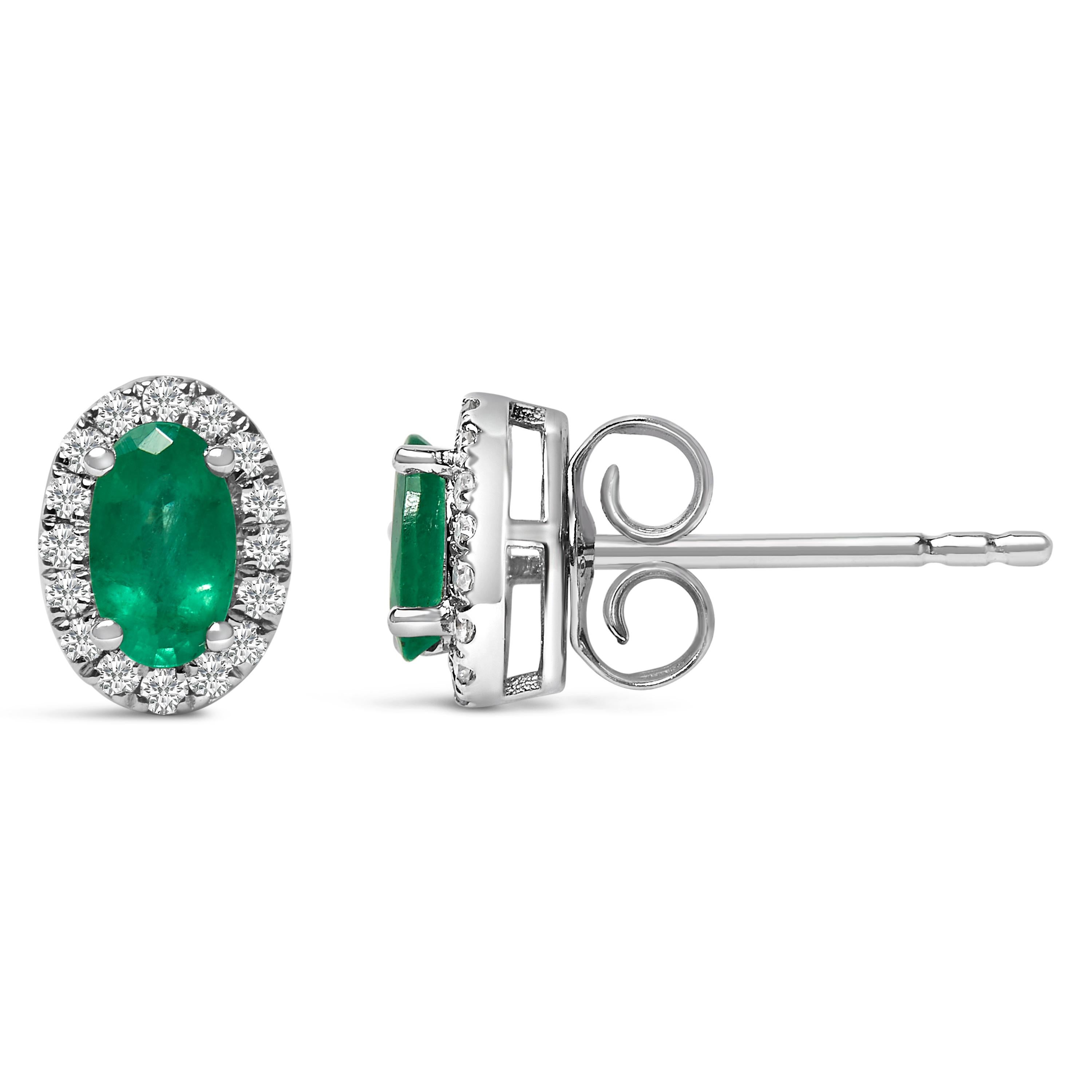Moderno Orecchini a lobo in oro bianco 10K 5x3 MM con smeraldo verde ovale e diamanti in vendita