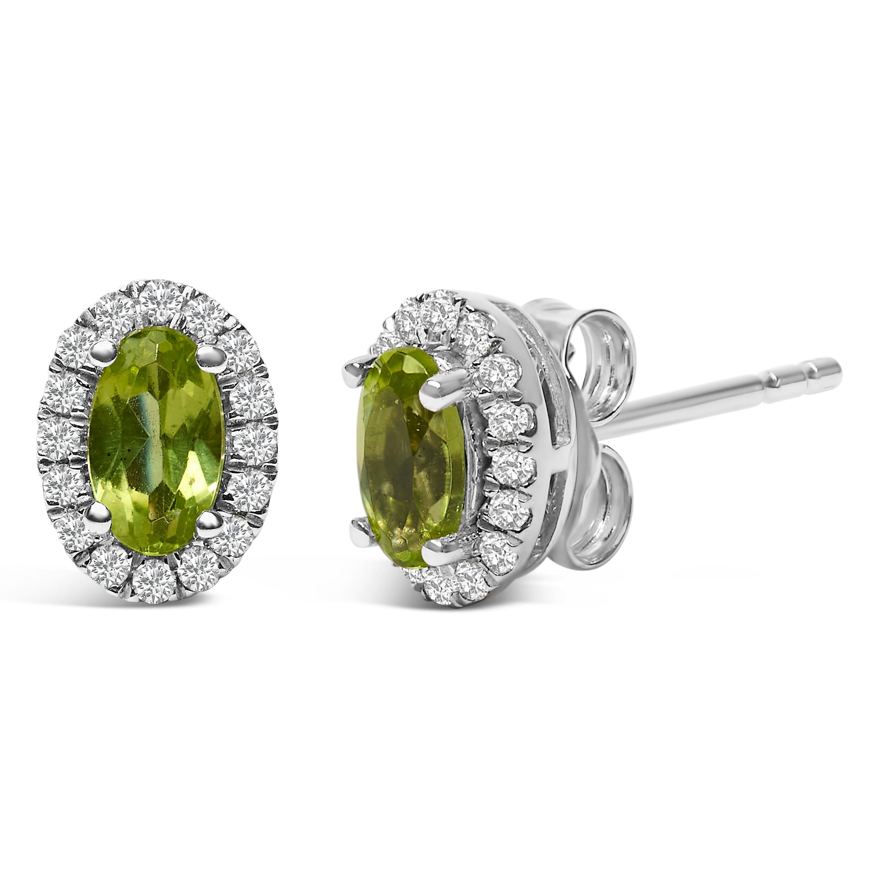 Drapez vos oreilles de l'allure enchanteresse de ces boucles d'oreilles en or blanc 10 carats, méticuleusement fabriquées avec un placage de rhodium pour une finition étincelante qui promet une beauté durable. Au cœur de chaque boucle d'oreille, un