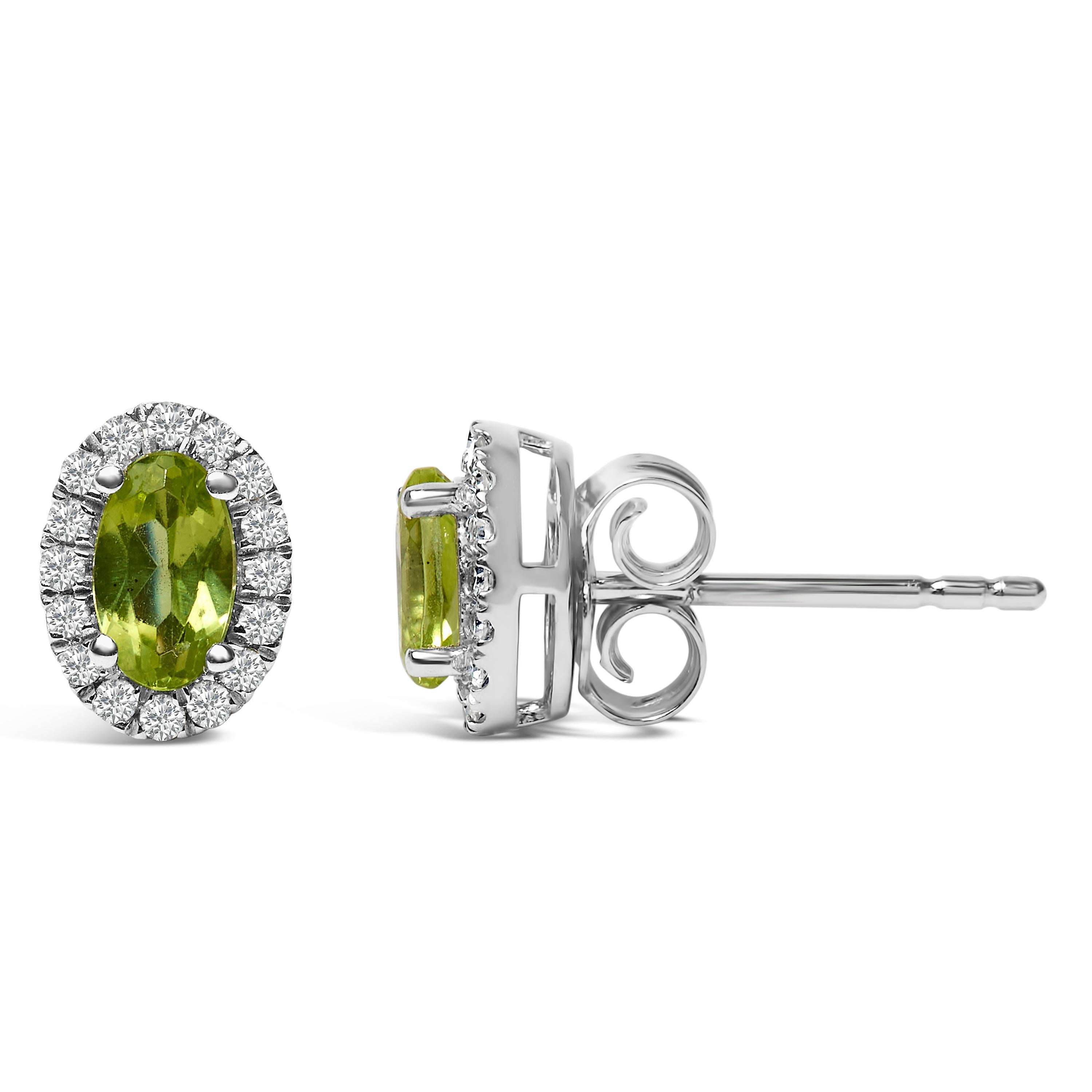 Moderne Clous d'oreilles en or blanc 10 carats 5x3 mm, péridot vert ovale et halo de diamants en vente