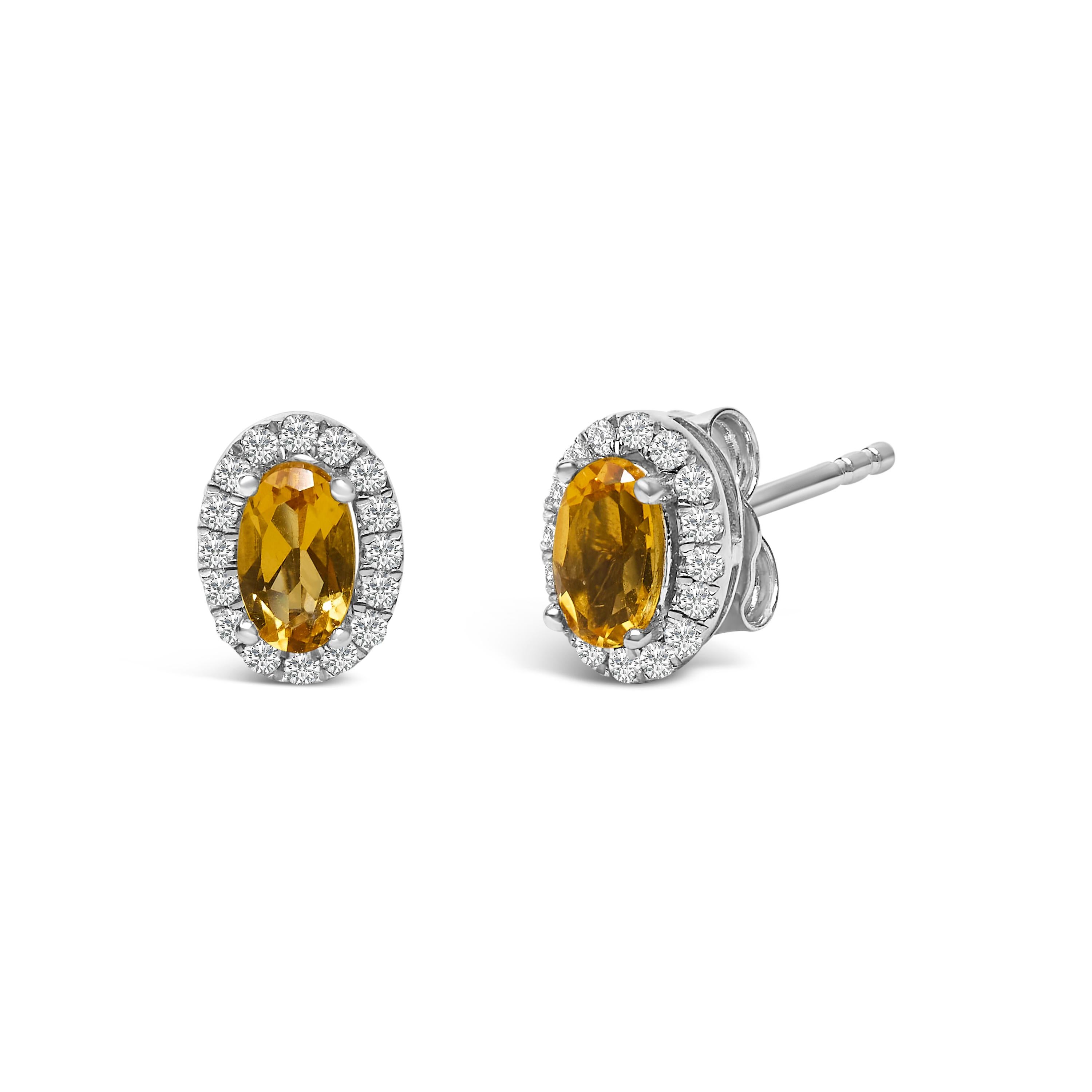 Avvolgi le tue orecchie con l'incantevole fascino di questi orecchini a perno in oro bianco 10k, meticolosamente realizzati con placcatura in rodio per una finitura scintillante che promette una bellezza duratura. Al centro di ogni orecchino, un