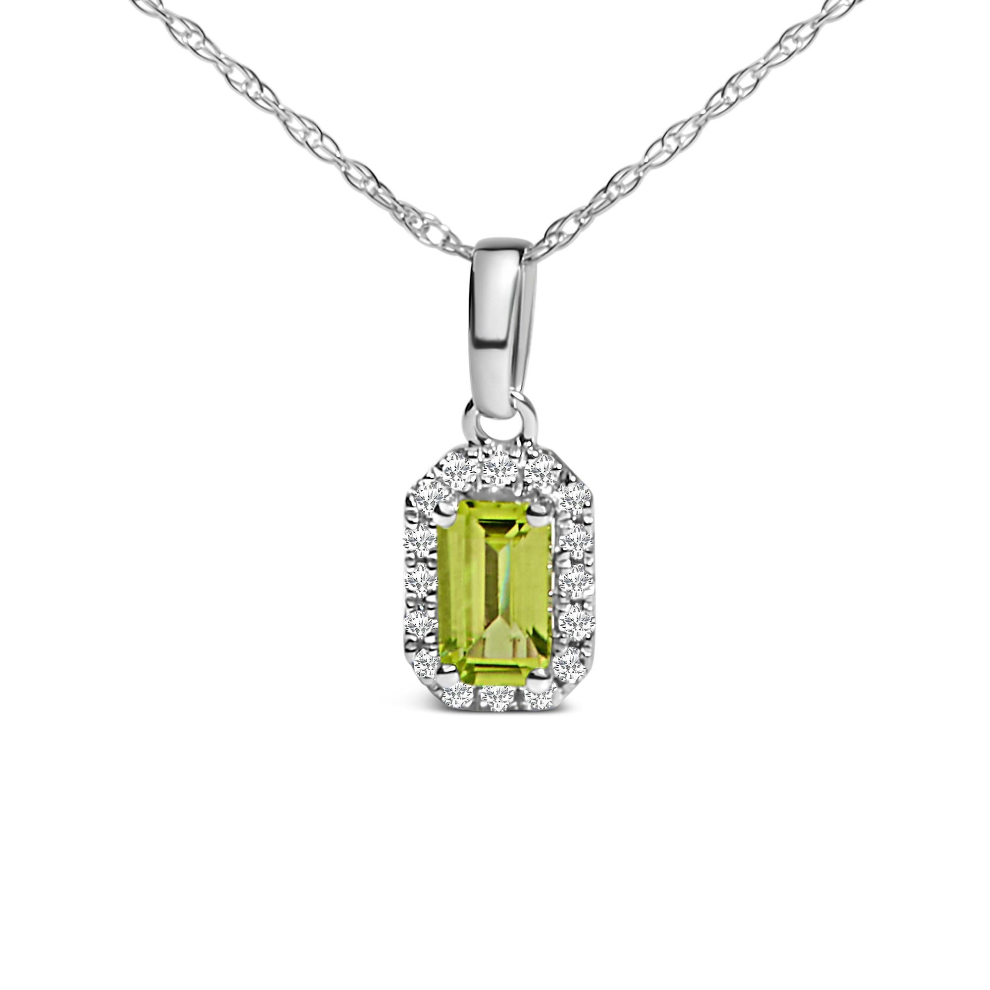 Eleganza per il tuo décolleté con questa collana in oro bianco rodiato a 10 carati, con un affascinante ciondolo ottagonale che emana raffinatezza. Il cuore di questo gioiello è costituito da un peridoto giallo taglio smeraldo di 5x3 mm, di origine