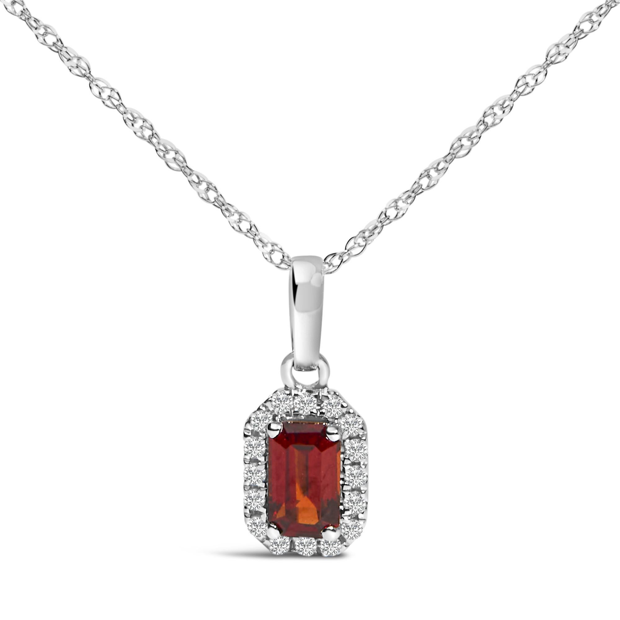 Eleganza per il tuo décolleté con questa collana in oro bianco rodiato a 10 carati, con un affascinante ciondolo ottagonale che emana raffinatezza. Il cuore di questo gioiello è costituito da un granato rosso taglio smeraldo di 5x3 mm, di origine