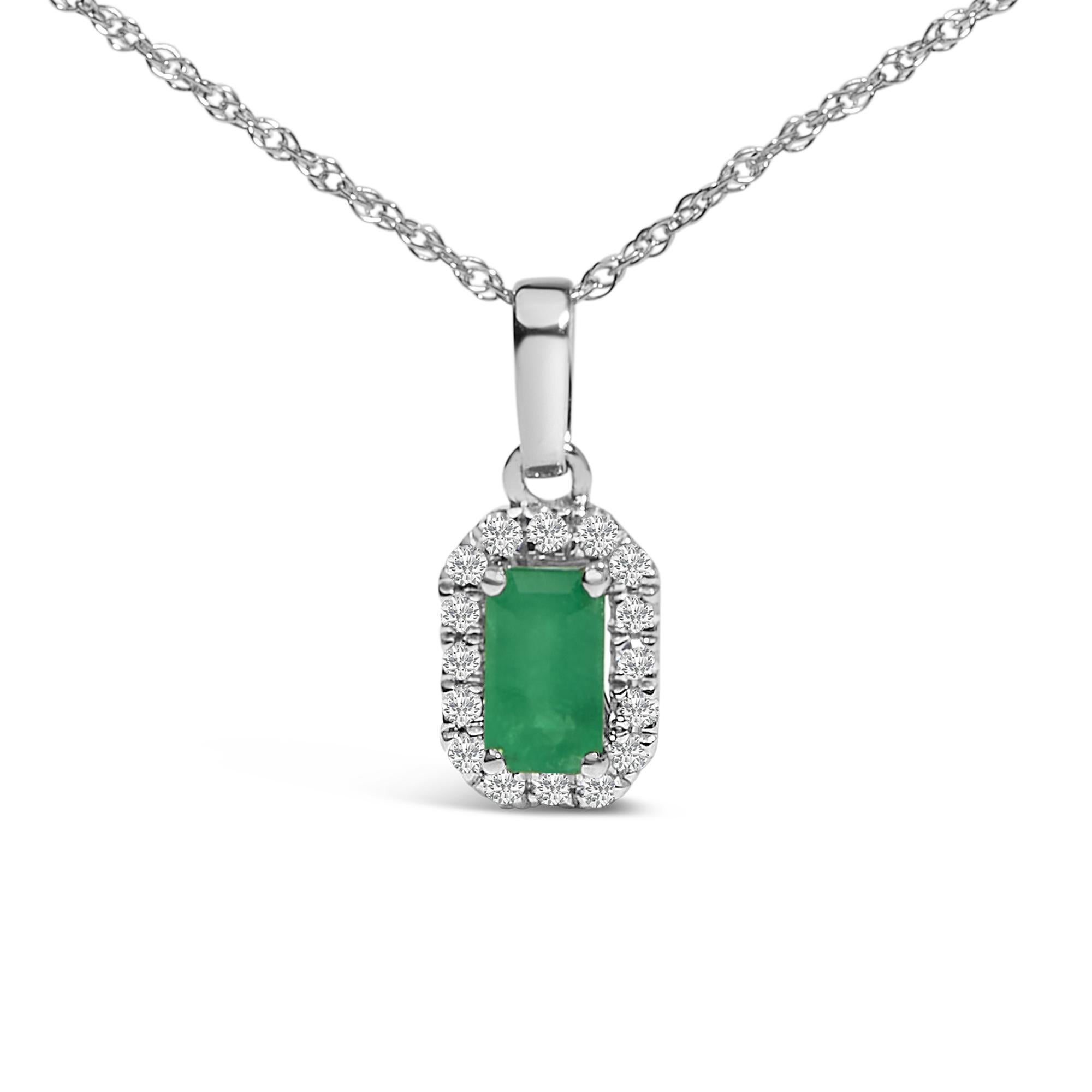 Eleganza per il tuo décolleté con questa collana in oro bianco rodiato a 10 carati, con un affascinante ciondolo ottagonale che emana raffinatezza. Il cuore di questo gioiello è costituito da un brillante smeraldo verde di 5x3 mm di diametro, di
