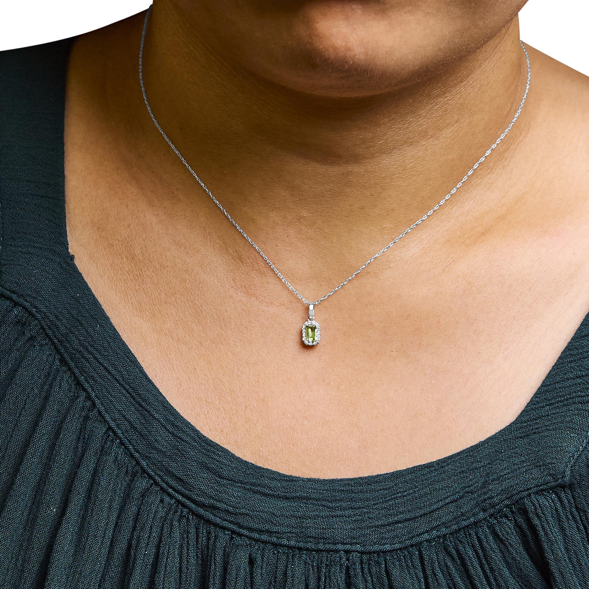 Taglio smeraldo Collana con ciondolo ottagonale a raggiera in oro bianco 10K con gemme e diamanti da 5x3 mm in vendita