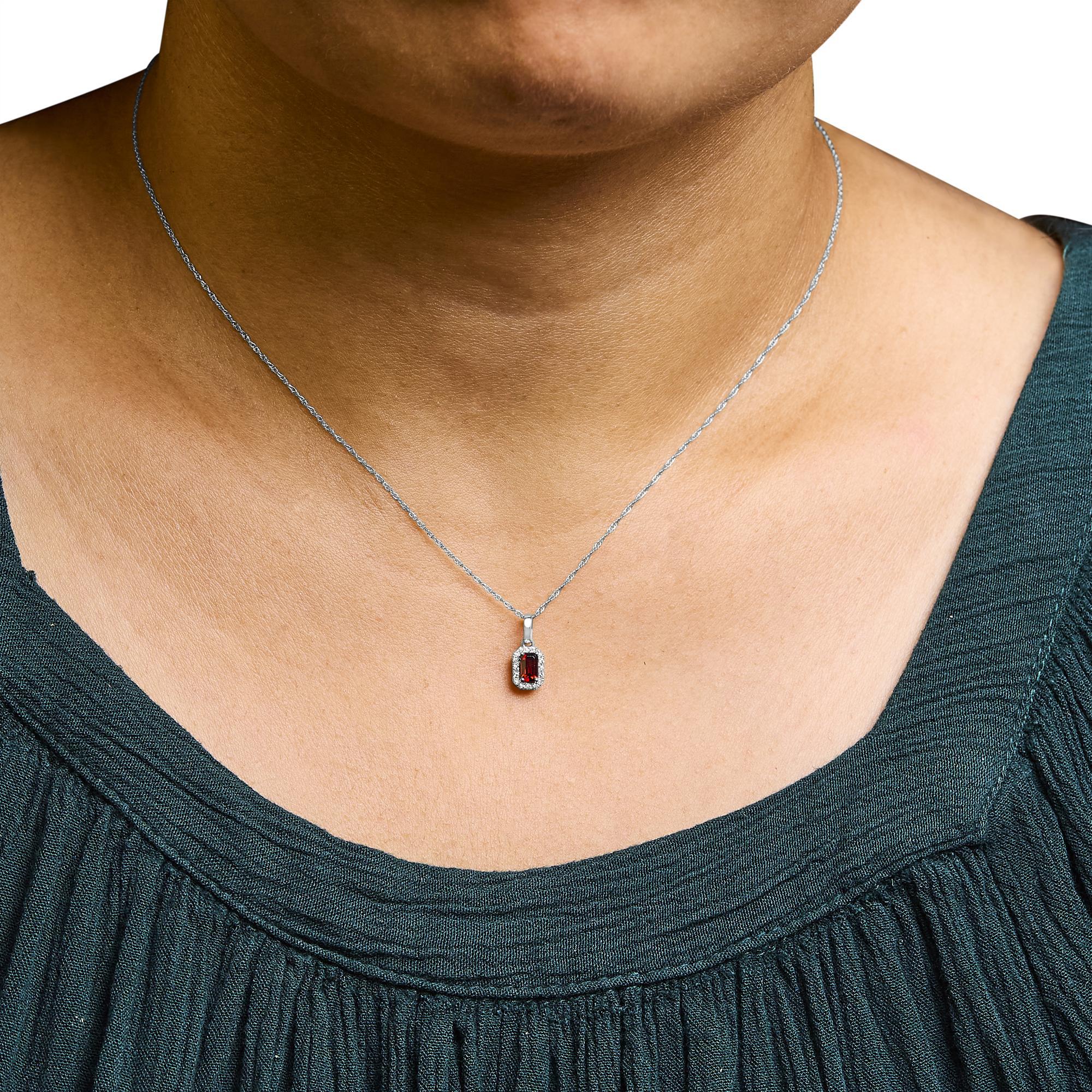 Taglio smeraldo Collana con ciondolo ottagonale a raggiera in oro bianco 10K con gemme e diamanti da 5x3 mm in vendita