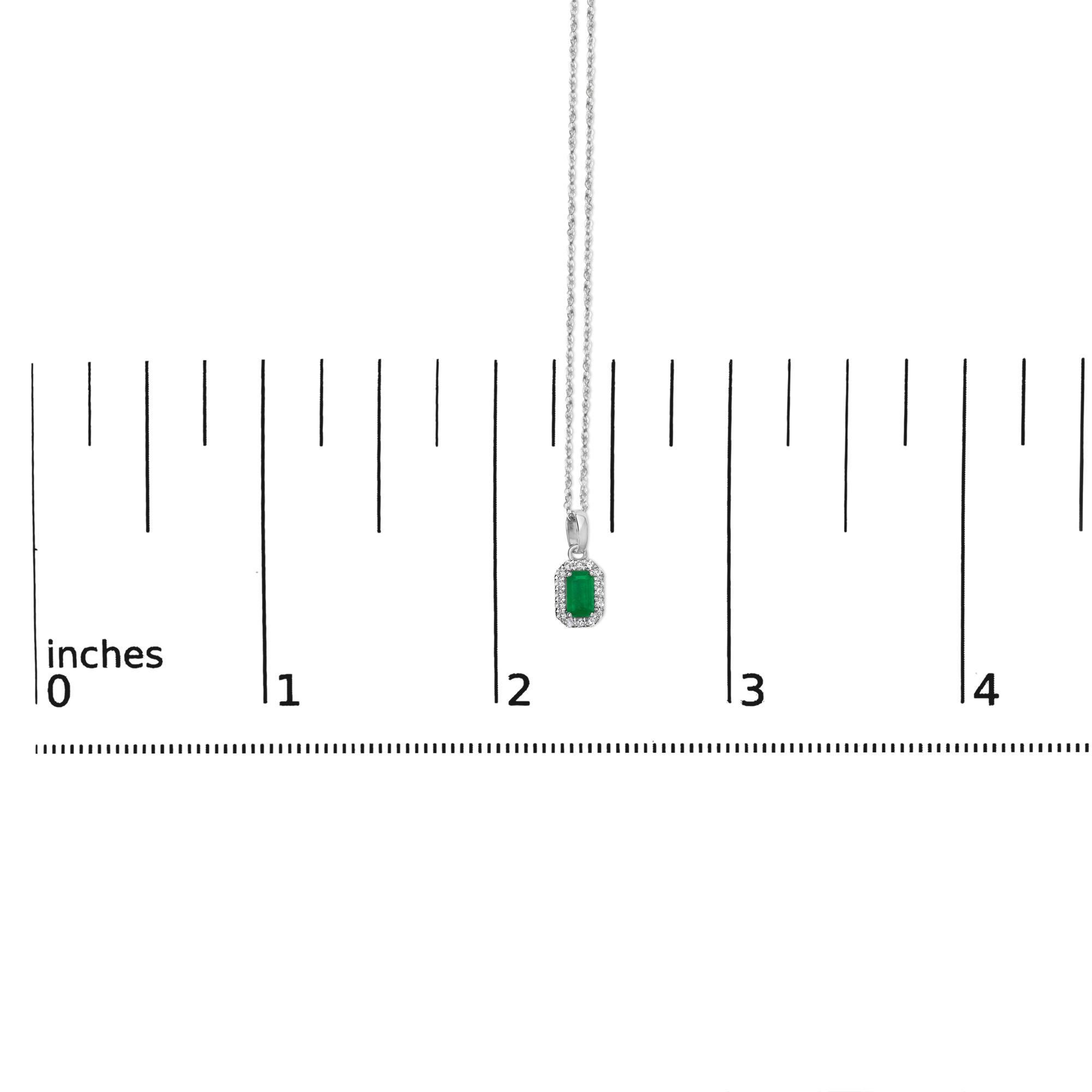 Taglio smeraldo Collana con ciondolo ottagonale a raggiera in oro bianco 10K con gemme e diamanti da 5x3 mm in vendita