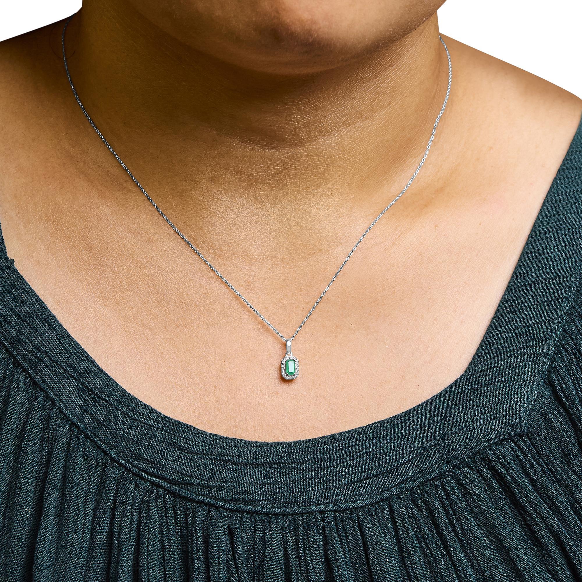 Collana con ciondolo ottagonale a raggiera in oro bianco 10K con gemme e diamanti da 5x3 mm In condizioni Nuovo in vendita a New York, NY