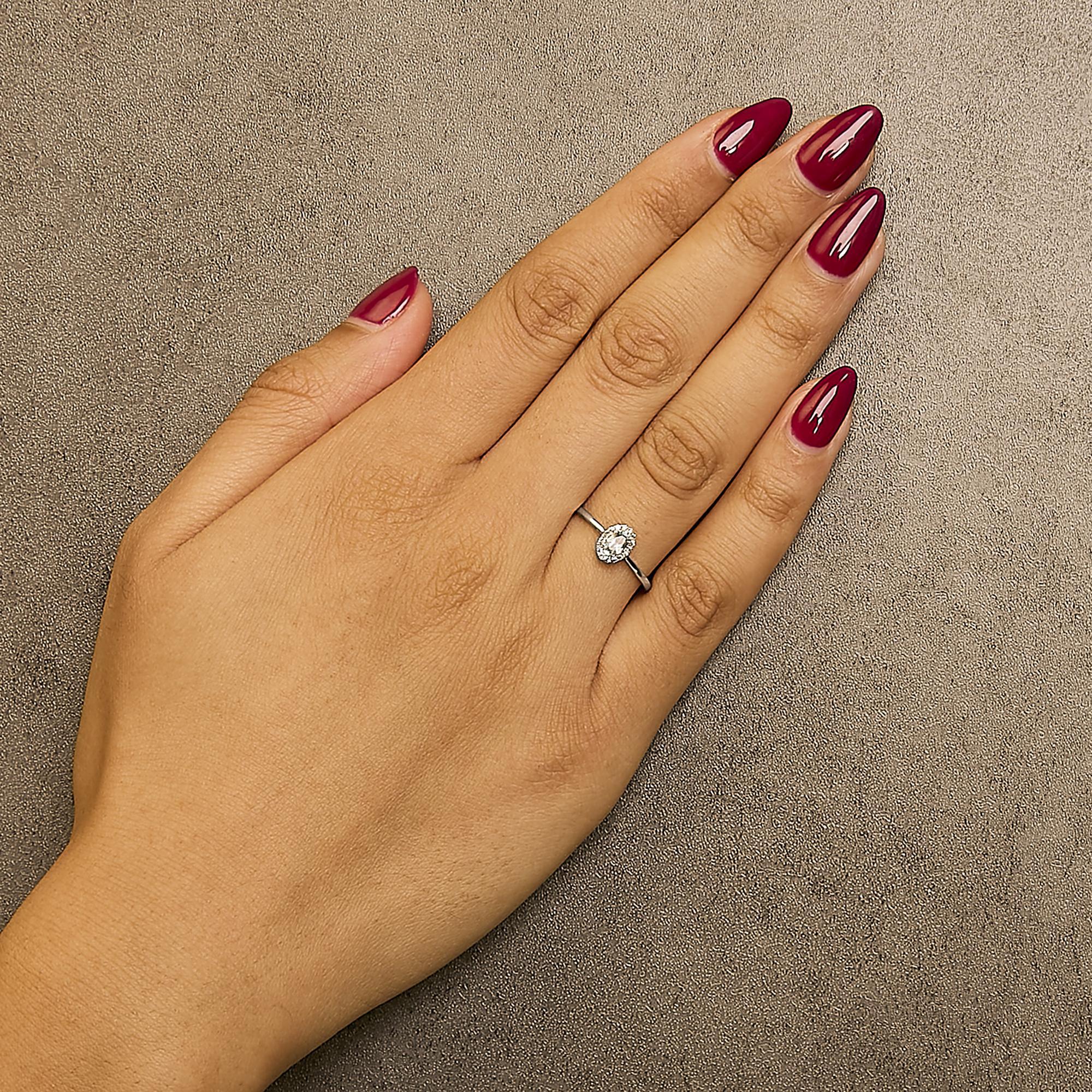 Anello a raggiera in oro bianco 10K con acquamarina blu ovale di 5X3MM e diamanti accentati In condizioni Nuovo in vendita a New York, NY